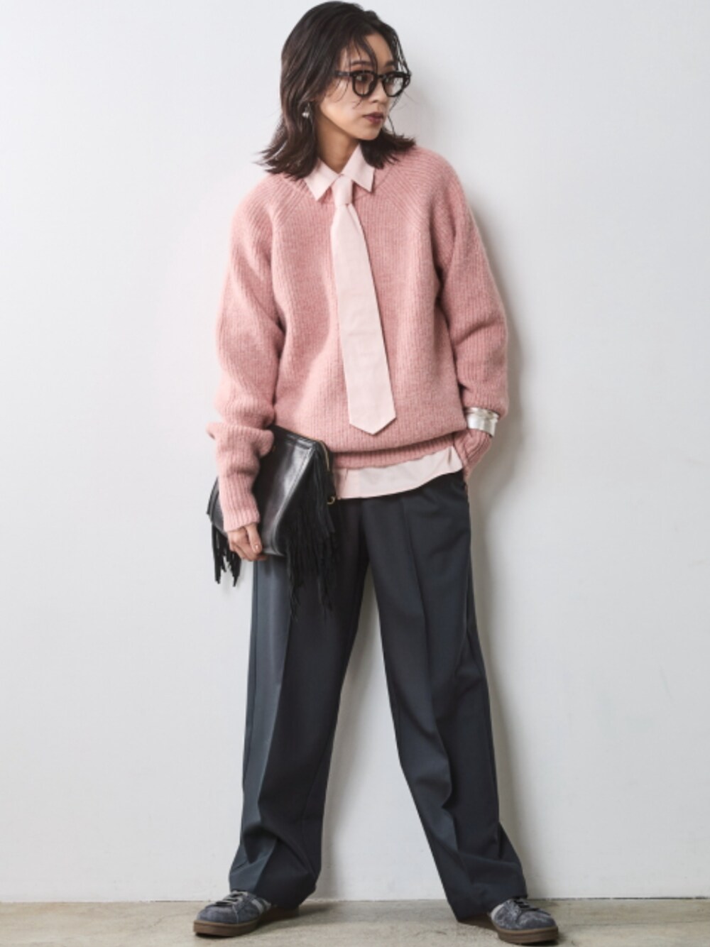 「大きいサイズレディースファッション、モデル、レギュラー、CHIC STYLE、きれいめカジュアル、冬コーデ、Pink、Layered、Shirt、Knit、Gray×Pink」｜「CHIC STYLEの綿100％ネクタイ付シャツ シックスタイル（大きいサイズ対応）（シャツ/ブラウス、ピンク系）」を使った、nissen Smile Modelsさん（レディース・163cm）の秋コーディネートの1枚目の写真