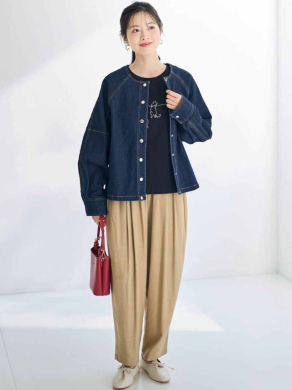 「大きいサイズレディースファッション、モデル、レギュラー、春コーデ、OtonaSMILE、アラフォーコーデ、Otona Purete」｜「SMILE LANDの＜大きいサイズ＞麻混ゆったりタックテーパードパンツ【Otona Purete】（その他パンツ、ベージュ系）」を使った、nissen Smile Modelsさん（レディース・164cm）の冬コーディネートの1枚目の写真
