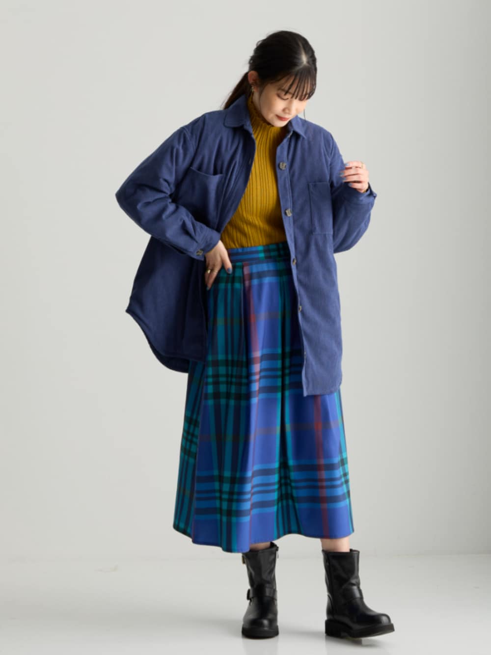 ブルー系のスカート、イエロー系のニット/セーター、ブルー系のジャケット/アウターを着用したレディースの秋コーディネートの1枚目の写真