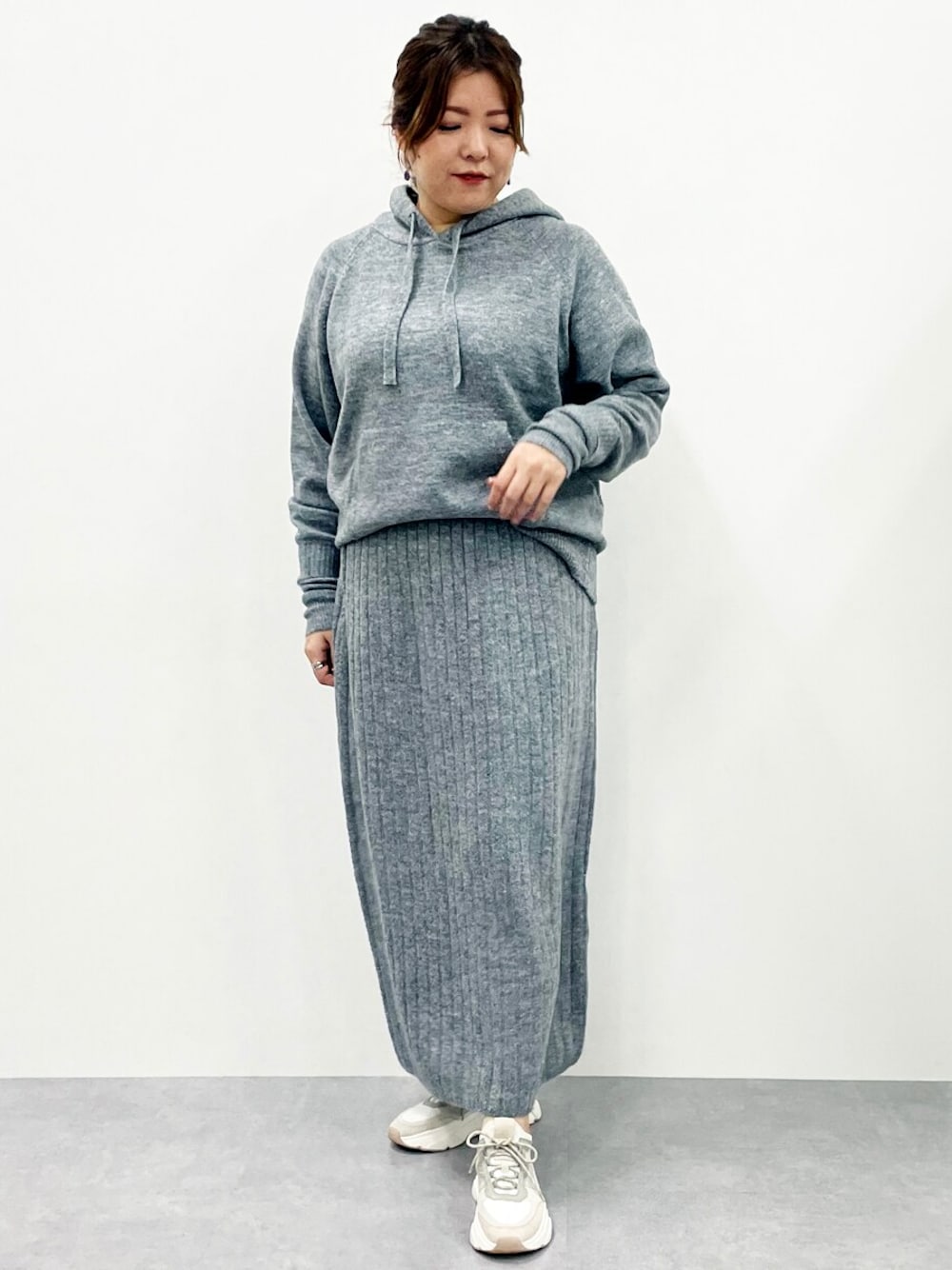「大きいサイズレディースファッション、モデル、ぽっちゃり、CHIC STYLE170cm台コーデ」｜「CHIC STYLEの大きいサイズニットパーカーシックスタイル（パーカー、グレー系）」を使った、nissen Smile Modelsさん（レディース・172cm）の秋コーディネートの1枚目の写真