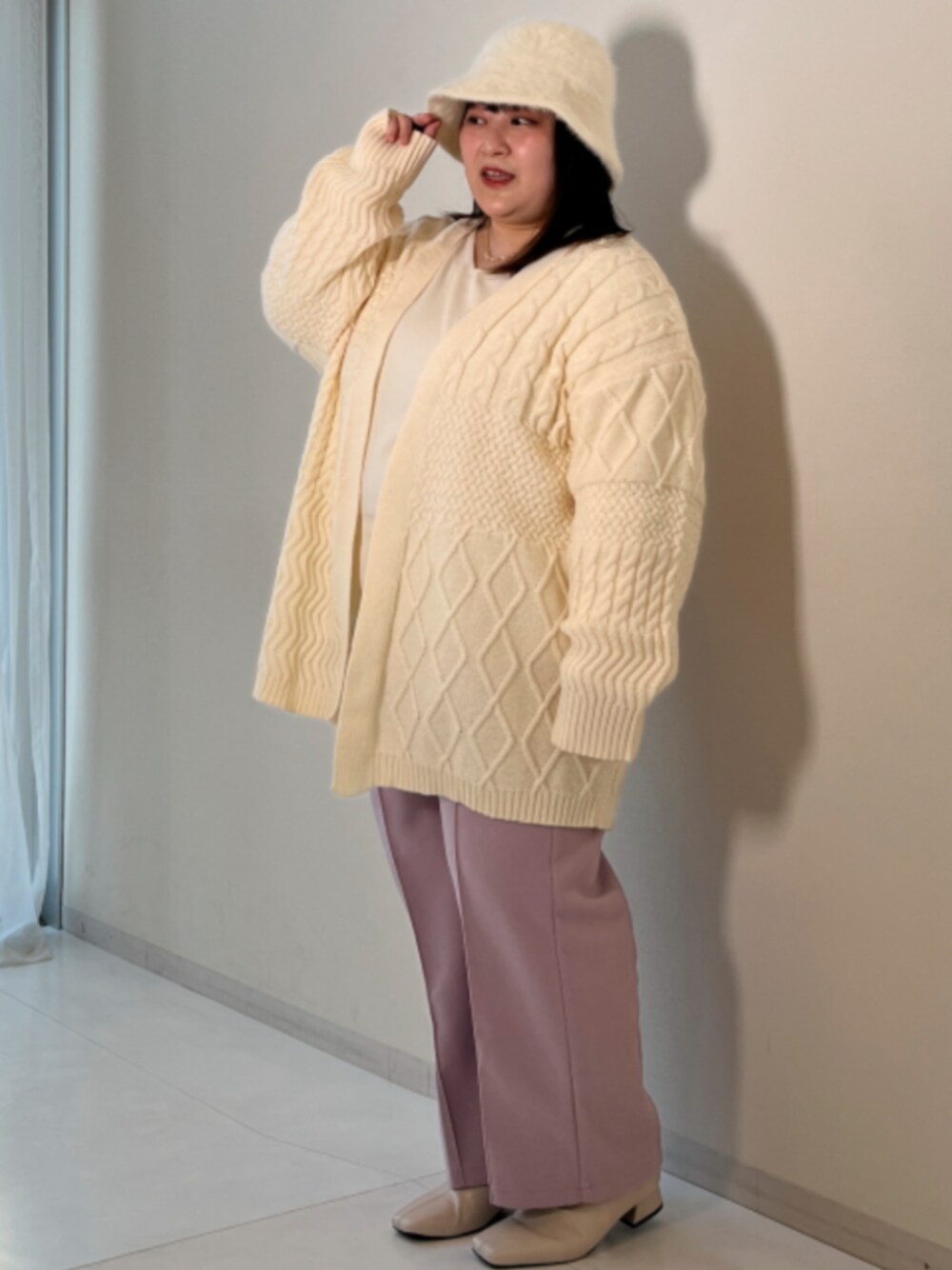 「大きいサイズレディースファッション、モデル、ぽっちゃり、Smile Land、sorerte、Re:Ripi.365、140cm台コーデ」｜「nissenの【ゆったり幅広】ストレッチショートブーツ（低反発中敷）（ワイズ４Ｅ）（ブーツ、ベージュ系）」を使った、nissen Smile Modelsさん（レディース・149cm）の冬コーディネートの1枚目の写真