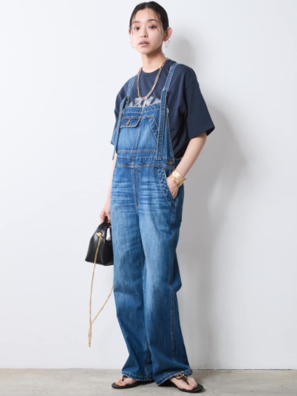 「denim、モデル、T-SHIRT、きれいめカジュアル、夏コーデ、レギュラー、大きいサイズレディースファッション、CHIC STYLE、T-shirt」｜「CHIC STYLEの綿100％グラフィックプリントTシャツ＜大きいサイズ有＞シックスタイル（Tシャツ/カットソー、ブルー系）」を使った、nissen Smile Modelsさん（レディース・163cm）の夏コーディネートの1枚目の写真