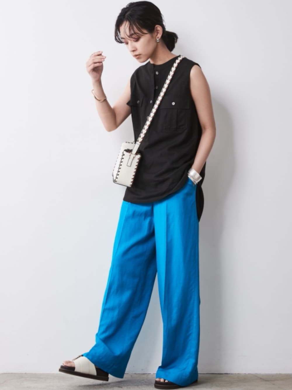 「モデル、blue、キレイめ、きれいめカジュアル、rough、夏コーデ、レギュラー、大きいサイズレディースファッション、CHIC STYLE、Linen Mix」｜「CHIC STYLEの大きいサイズ レーヨン麻アウトポケットノースリーブシャツ シックスタイル（シャツ/ブラウス、ブラック系）」を使った、nissen Smile Modelsさん（レディース・163cm）の春コーディネートの1枚目の写真
