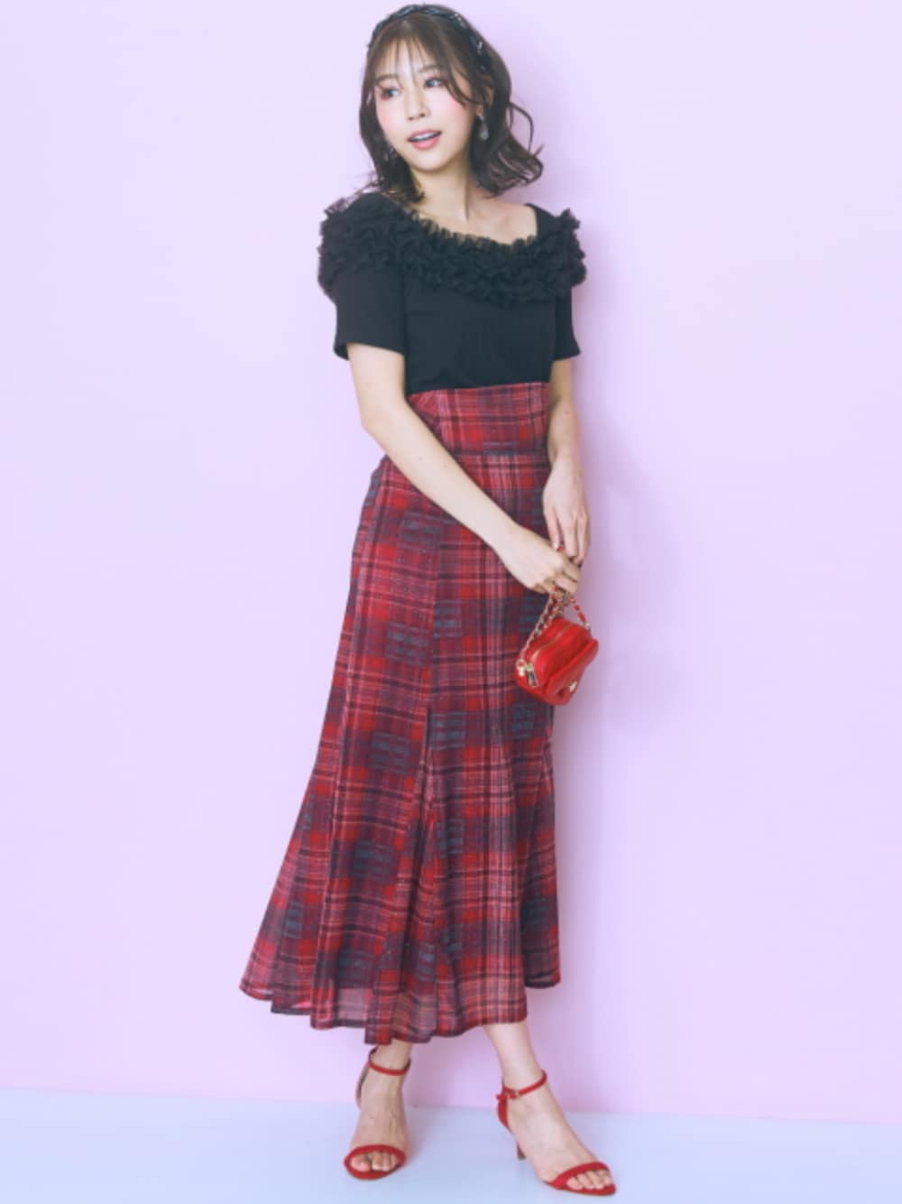 レッド系のスカート、ブラック系のTシャツ/カットソーを着用したレディースの夏コーディネートの1枚目の写真
