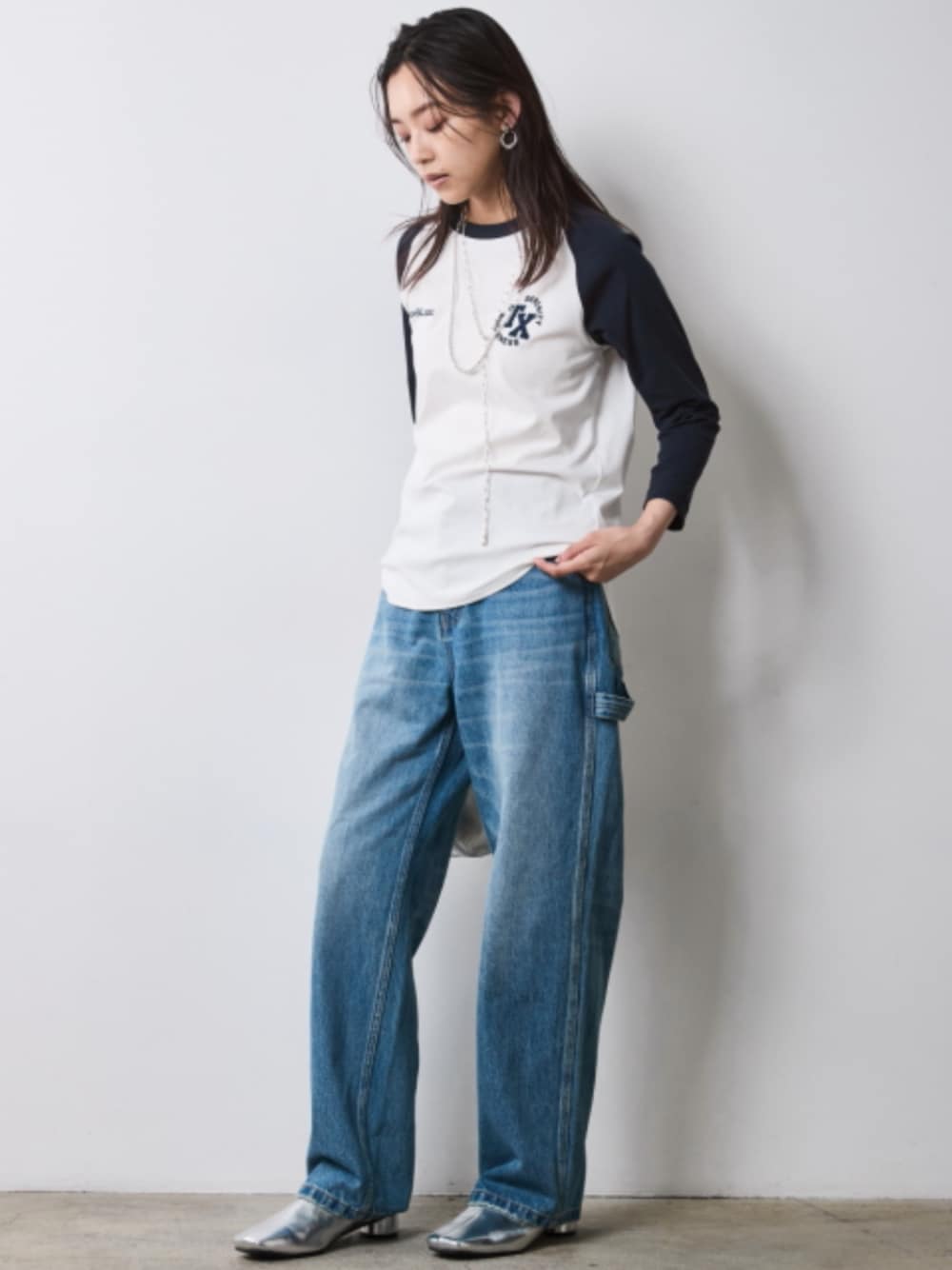 「大きいサイズレディースファッション、モデル、レギュラー、秋コーデ、きれいめカジュアル、CHIC STYLE、Rough、Denim、T-shirt」｜「CHIC STYLEの配色ラグランスリーブTシャツ＜大きいサイズ有＞シックスタイル（Tシャツ/カットソー、ホワイト系）」を使った、nissen Smile Modelsさん（レディース・163cm）の夏コーディネートの1枚目の写真