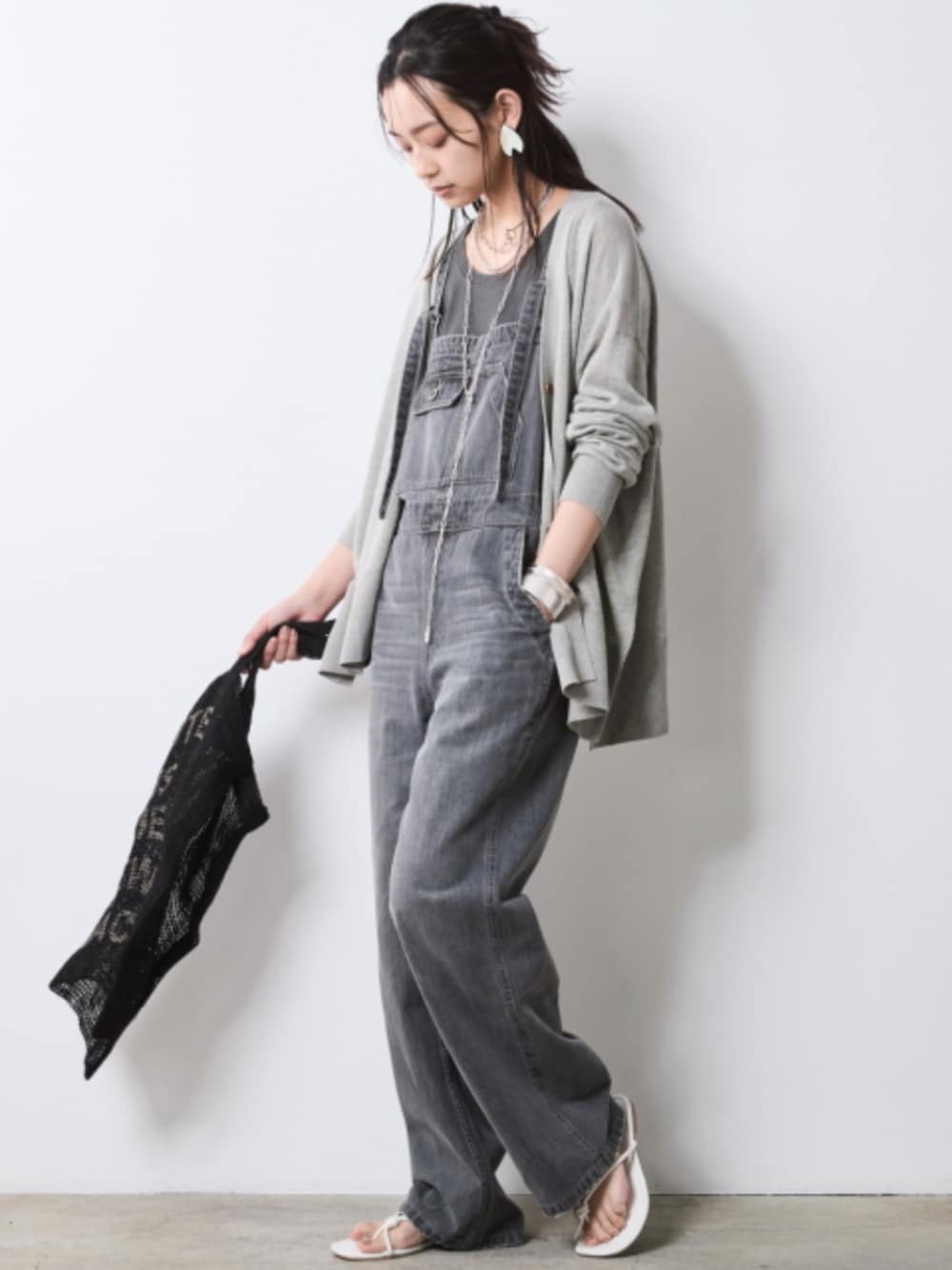 「denim、モデル、きれいめカジュアル、夏コーデ、cardigan、LAYERED、レギュラー、大きいサイズレディースファッション、CHIC STYLE」｜「CHIC STYLEのテレコタンクトップ＜大きいサイズ有＞シックスタイル（キャミソール、グレー系）」を使った、nissen Smile Modelsさん（レディース・163cm）の夏コーディネートの1枚目の写真
