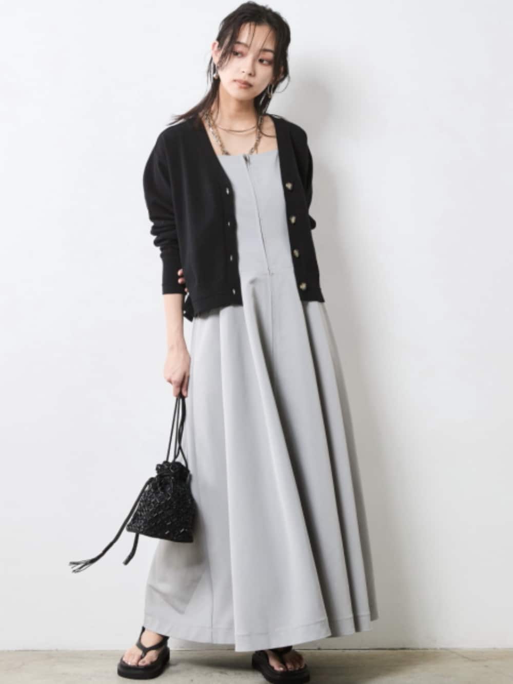 「大きいサイズレディースファッション、モデル、レギュラー、夏コーデ、きれいめカジュアル、CHIC STYLE、Gray×Black、Monotone、Cardigan」｜「CHIC STYLEのショートニットカーディガン＜大きいサイズ有＞シックスタイル（カーディガン/ボレロ、ブラック系）」を使った、nissen Smile Modelsさん（レディース・163cm）の春コーディネートの1枚目の写真