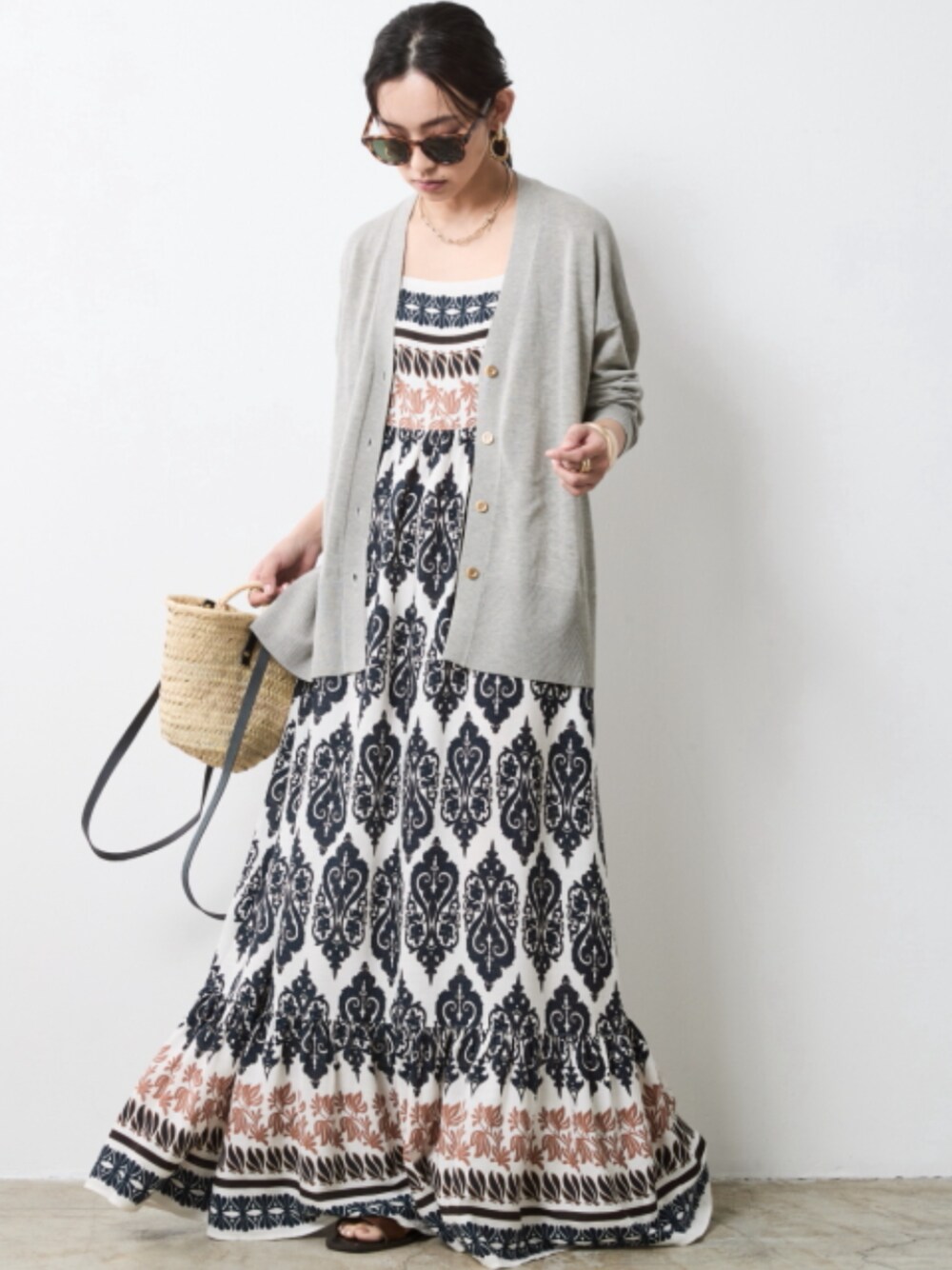 「モデル、ONE PIECE、きれいめカジュアル、夏コーデ、cardigan、pattern、レギュラー、大きいサイズレディースファッション、CHIC STYLE」｜「CHIC STYLEのVネックニットカーディガン＜大きいサイズ有＞シックスタイル（カーディガン/ボレロ、グレー系）」を使った、nissen Smile Modelsさん（レディース・163cm）の春コーディネートの1枚目の写真