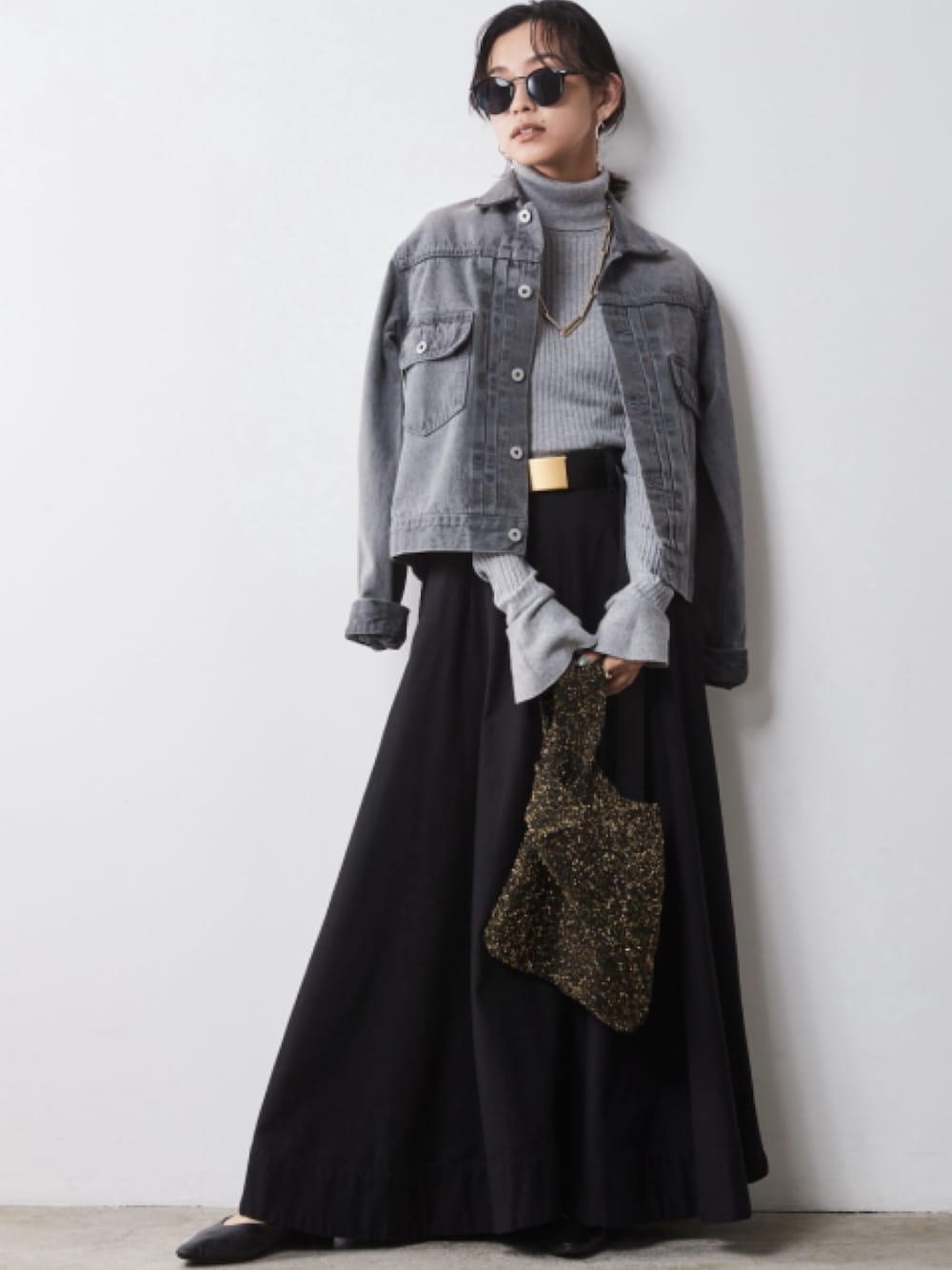 「大きいサイズレディースファッション、モデル、レギュラー、秋コーデ、CHIC STYLE、きれいめカジュアル、High neck、Gray×Black、Knit、Gray、Gradation、Monotone」｜「CHIC STYLEの大きいサイズ 綿100％ヴィンテージ風デニムジャケット シックスタイル（デニムジャケット、グレー系）」を使った、nissen Smile Modelsさん（レディース・163cm）の夏コーディネートの1枚目の写真