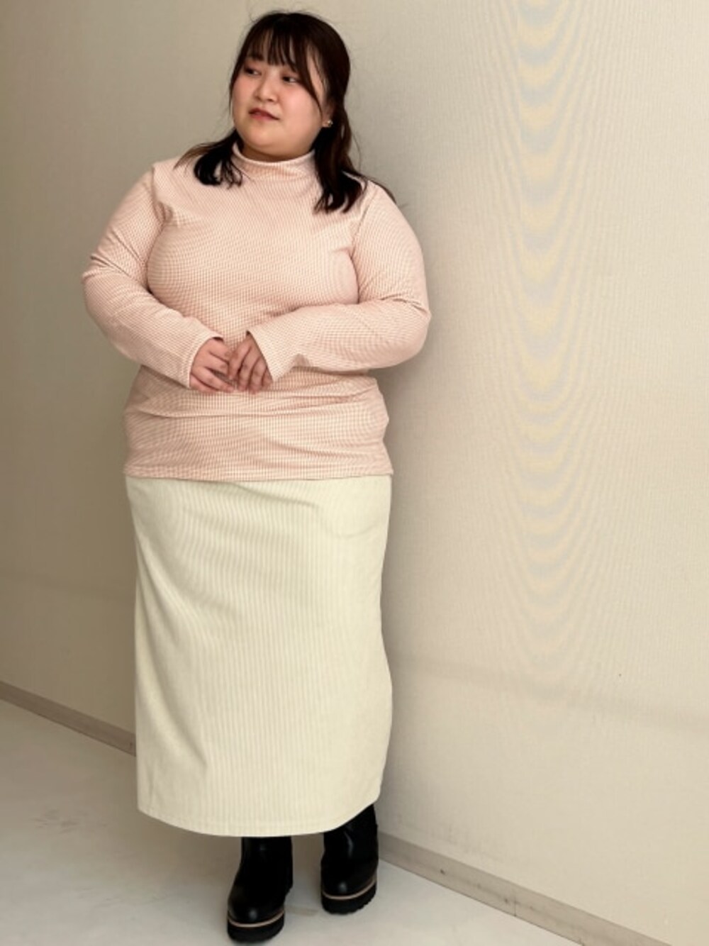 「大きいサイズレディースファッション、モデル、ぽっちゃり、冬コーデ、pattok、Re:Ripi.365、140cm台コーデ」｜「nissenの【ゆったり幅広】厚底サイドゴアブーツ（低反発中敷）（ワイズ４Ｅ）（ブーツ、ブラック系）」を使った、nissen Smile Modelsさん（レディース・149cm）の秋コーディネートの1枚目の写真