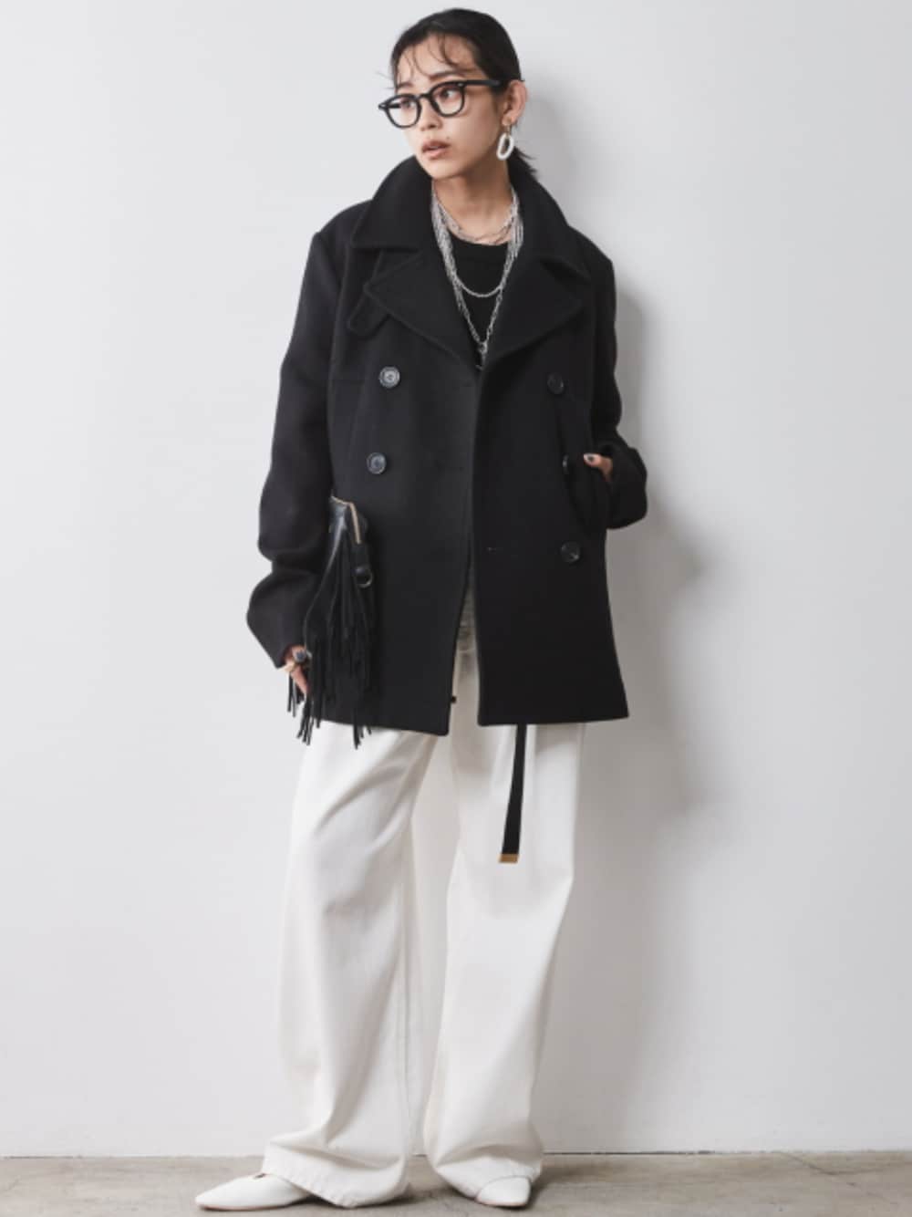 「大きいサイズレディースファッション、モデル、レギュラー、CHIC STYLE、秋コーデ、冬コーデ、きれいめカジュアル、コート、Coat、Knit、Monotone」｜「CHIC STYLEの大きいサイズ 綿100％タックバギーデニムパンツ シックスタイル（デニムパンツ、ブラック系）」を使った、nissen Smile Modelsさん（レディース・163cm）の秋コーディネートの1枚目の写真