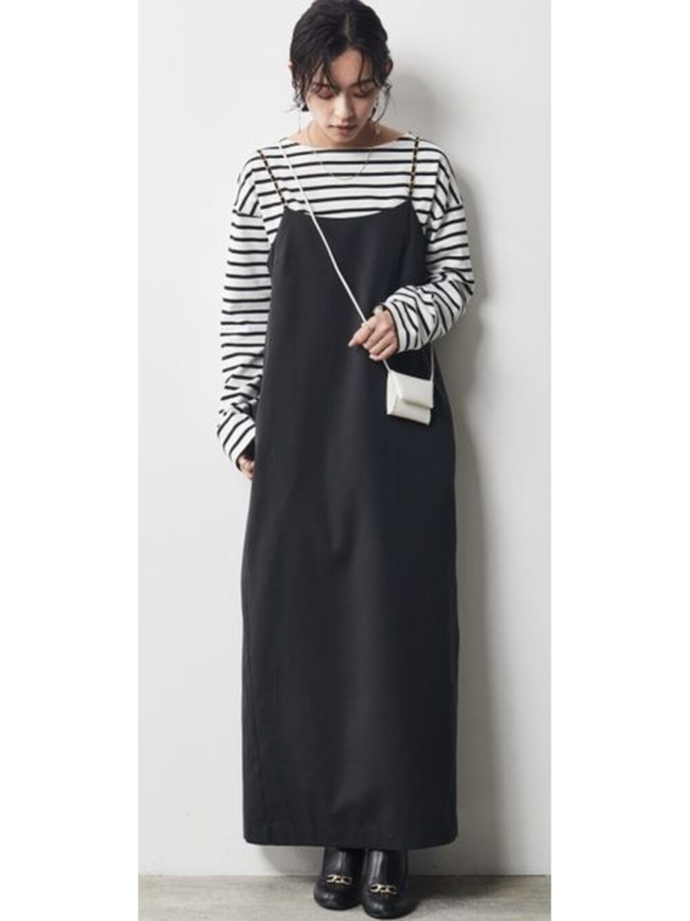 ブラウン系のワンピース、ブルー系のTシャツ/カットソーを着用したレディースの夏コーディネートの1枚目の写真