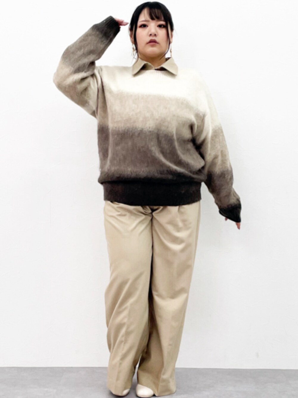 「大きいサイズレディースファッション、モデル、ぽっちゃり、CHIC STYLE、150cm台コーデ」｜「CHIC STYLEの大きいサイズT/Rシャツチュニックシックスタイル（シャツ/ブラウス、ベージュ系）」を使った、nissen Smile Modelsさん（レディース・157cm）の秋コーディネートの1枚目の写真