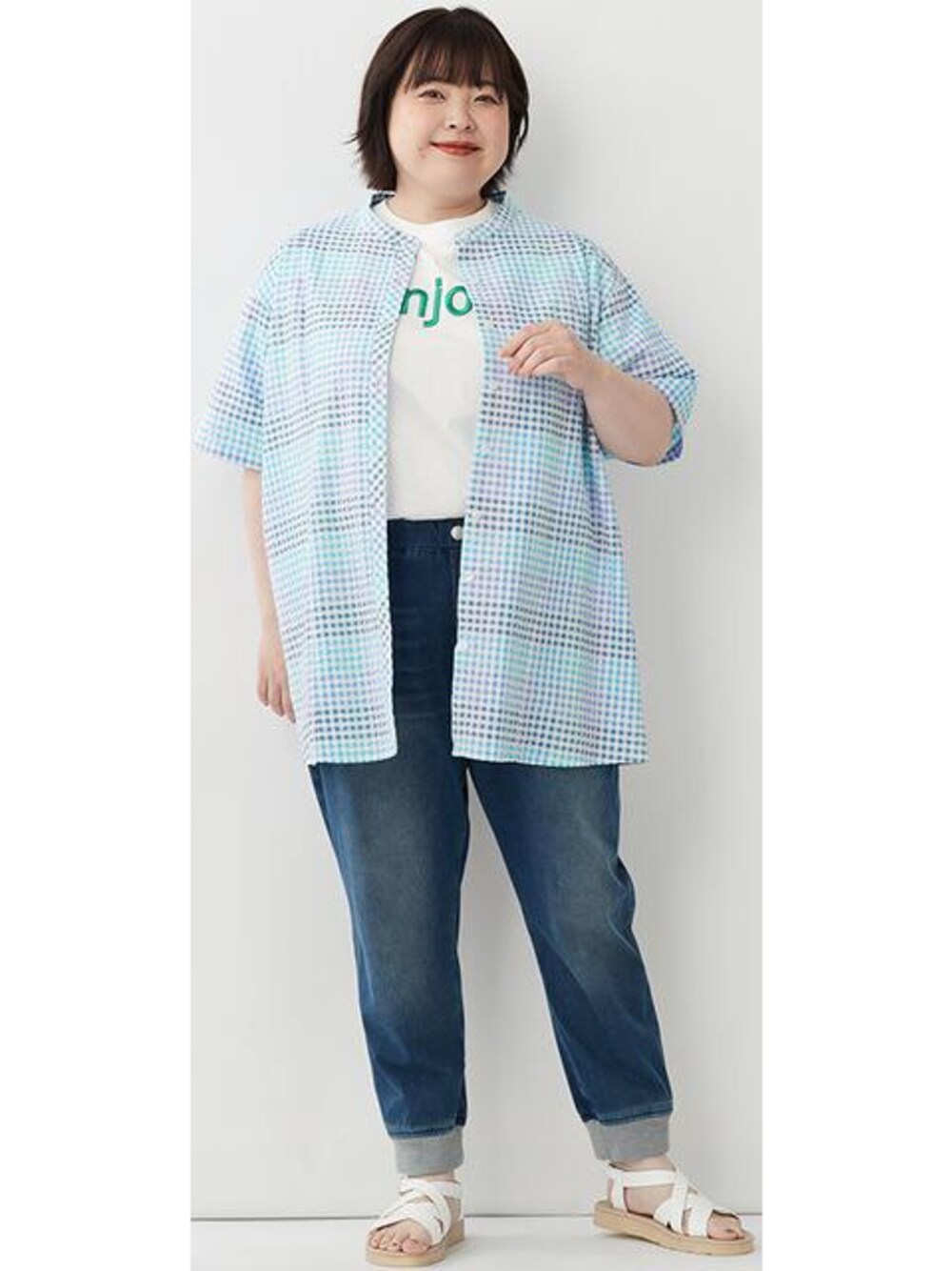 「大きいサイズレディースファッション、モデル、ぽっちゃり」｜「nissenの大きいサイズ［着るヒヤロン］全方向ストレッチひんやりニットデニムテーパードジョガーパンツ（もっとゆったり太もも）（股下６２ｃｍ）（パンツ、ブルー系）」を使った、nissen Smile Modelsさん（レディース・158cm）の夏コーディネートの1枚目の写真