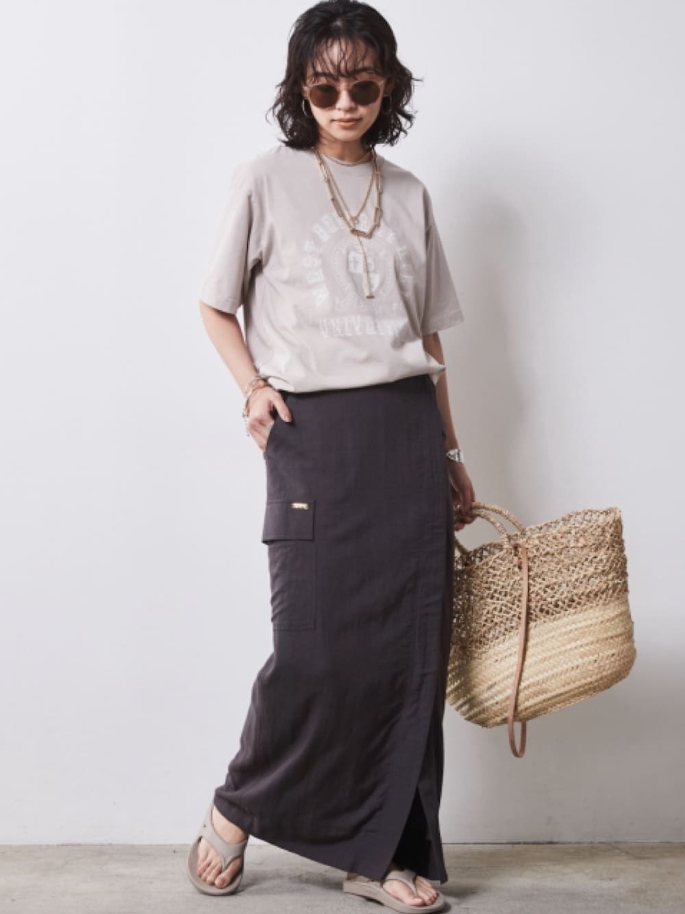 「モデル、T-SHIRT、skirt、キレイめ、きれいめカジュアル、夏コーデ、レギュラー、大きいサイズレディースファッション、CHIC STYLE、Linen Mix、Skirt、T-shirt」｜「CHIC STYLEの大きいサイズ 綿100％ロゴプリントＴシャツ シックスタイル（Tシャツ/カットソー、ベージュ系）」を使った、nissen Smile Modelsさん（レディース・163cm）の春コーディネートの1枚目の写真