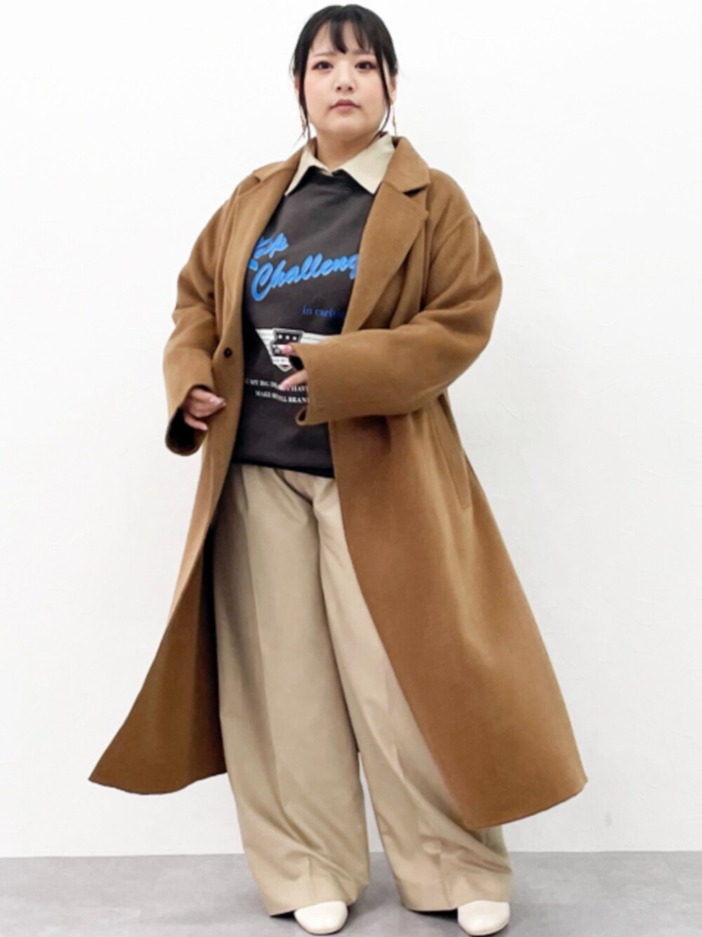 「大きいサイズレディースファッション、モデル、ぽっちゃり、CHIC STYLE、150cm台コーデ」｜「CHIC STYLEの大きいサイズT/Rシャツチュニックシックスタイル（シャツ/ブラウス、ベージュ系）」を使った、nissen Smile Modelsさん（レディース・157cm）の秋コーディネートの1枚目の写真