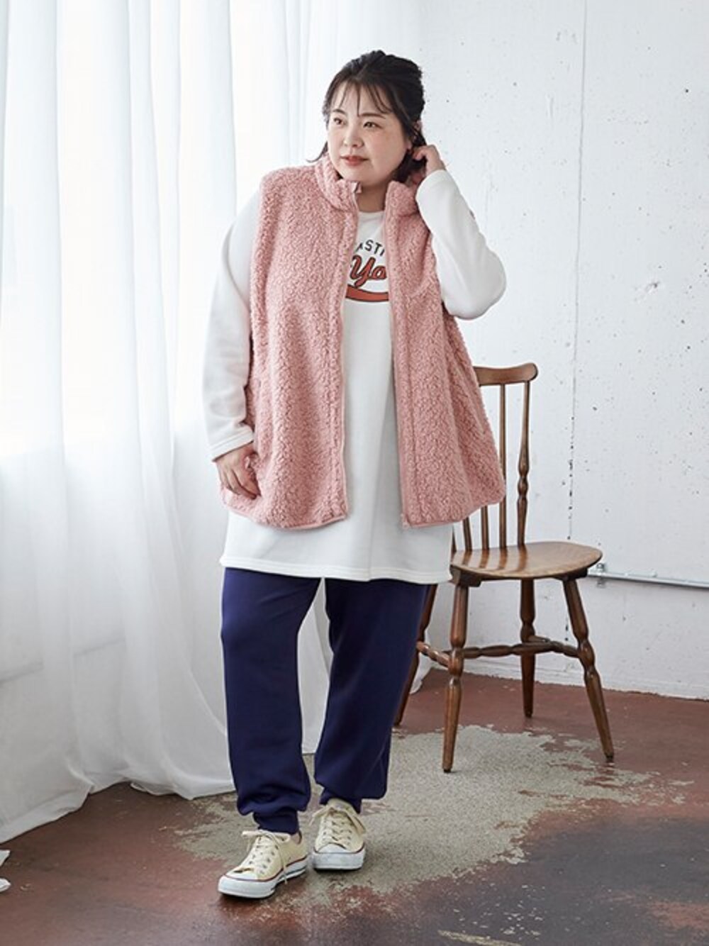 「大きいサイズレディースファッション、モデル、ぽっちゃり、150cm台コーデ」｜「nissenの大きいサイズ【贅沢質感】ダンボールスウェットパンツ（ゆったりヒップ）（スウェットパンツ、ブルー系）」を使った、nissen Smile Modelsさん（レディース・158cm）の秋コーディネートの1枚目の写真
