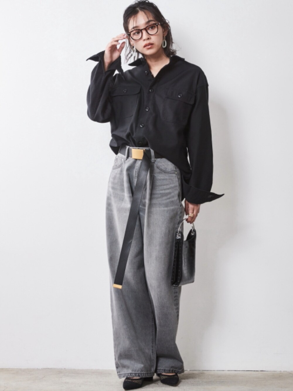 「大きいサイズレディースファッション、モデル、レギュラー、秋コーデ、CHIC STYLE、きれいめカジュアル、Denim、Gray×Black、Monotone、Black」｜「CHIC STYLEの大きいサイズ 綿100％タックバギーデニムパンツ シックスタイル（デニムパンツ、グレー系）」を使った、nissen Smile Modelsさん（レディース・163cm）の夏コーディネートの1枚目の写真