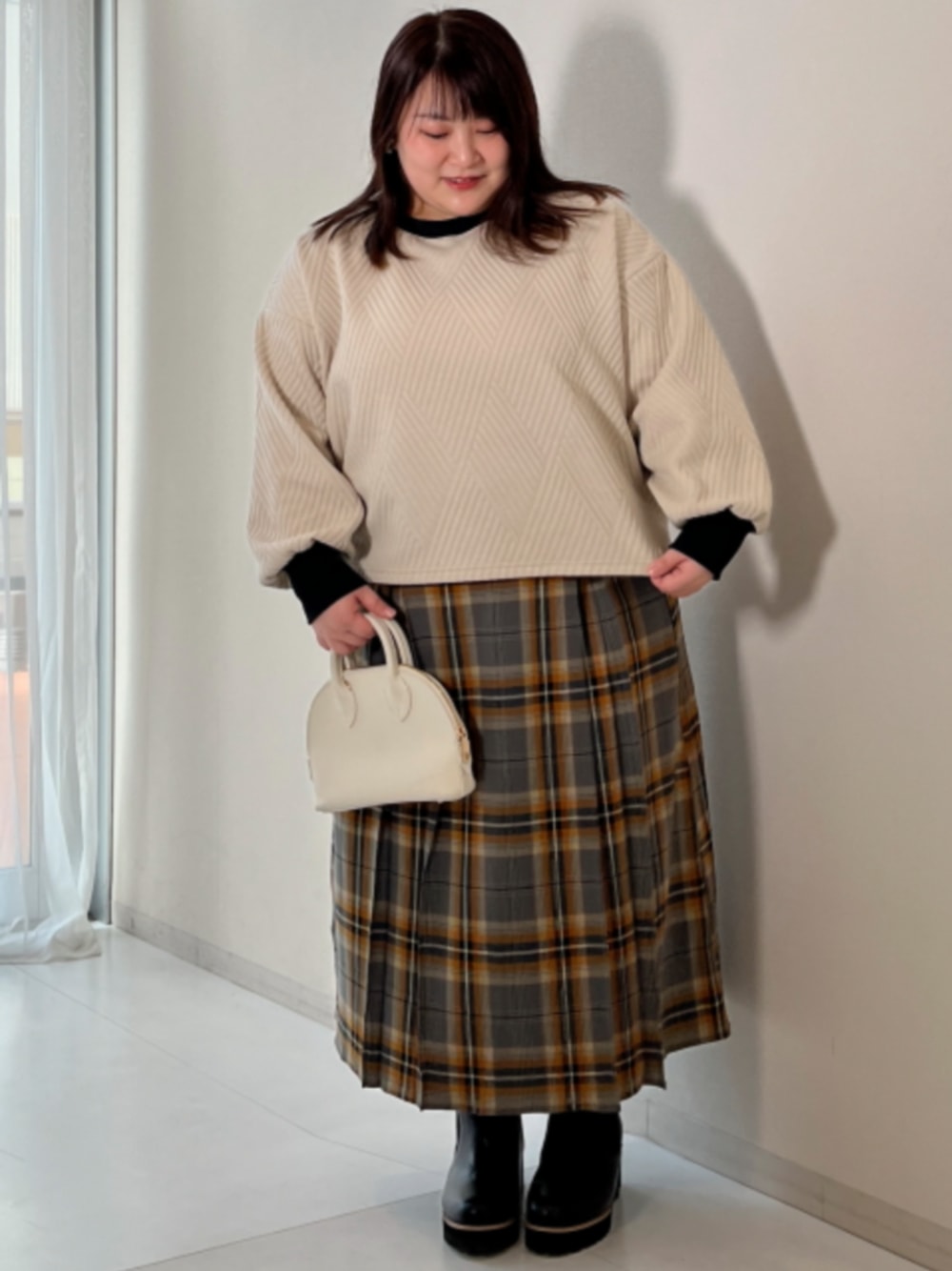 「大きいサイズレディースファッション、モデル、ぽっちゃり、冬コーデ、Smile Land、140cm台コーデ」｜「nissenの【ゆったり幅広】厚底サイドゴアブーツ（低反発中敷）（ワイズ４Ｅ）（ブーツ、ブラック系）」を使った、nissen Smile Modelsさん（レディース・149cm）の冬コーディネートの1枚目の写真