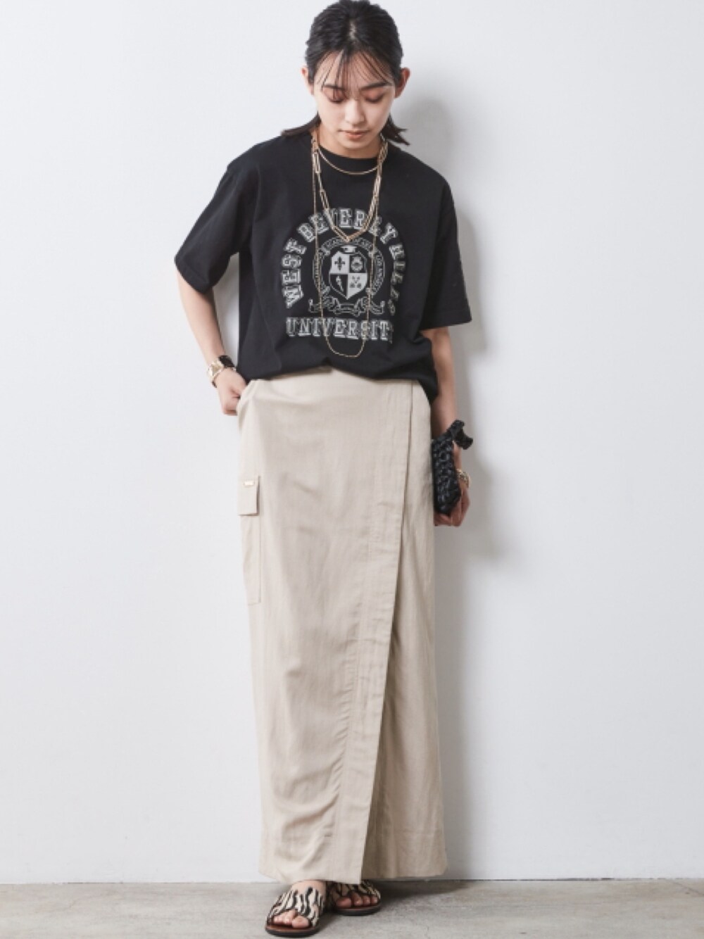 「モデル、キレイめ、きれいめカジュアル、夏コーデ、レギュラー、大きいサイズレディースファッション、CHIC STYLE、Linen Mix、T-shirt、Skirt」｜「CHIC STYLEの大きいサイズ 綿100％ロゴプリントＴシャツ シックスタイル（Tシャツ/カットソー、ブラック系）」を使った、nissen Smile Modelsさん（レディース・163cm）の春コーディネートの1枚目の写真