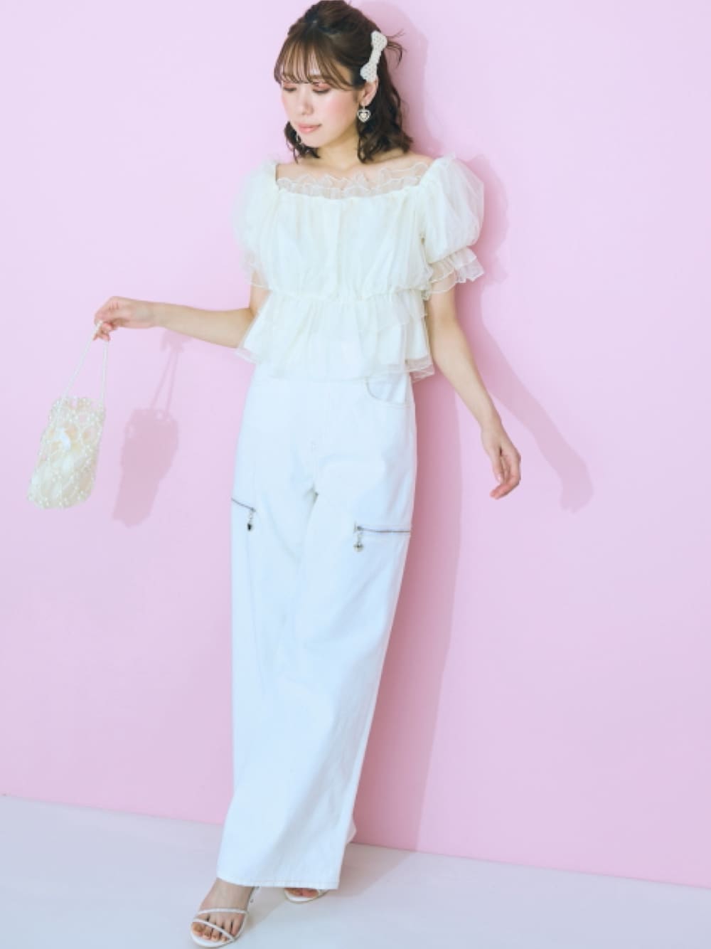 「大きいサイズレディースファッション、モデル、レギュラー、marun、夏コーデ、かわいい」｜「nissenの大きいサイズ サイドスリットワイドパンツ marun（パンツ、ホワイト系）」を使った、nissen Smile Modelsさん（レディース・162cm）の春コーディネートの1枚目の写真