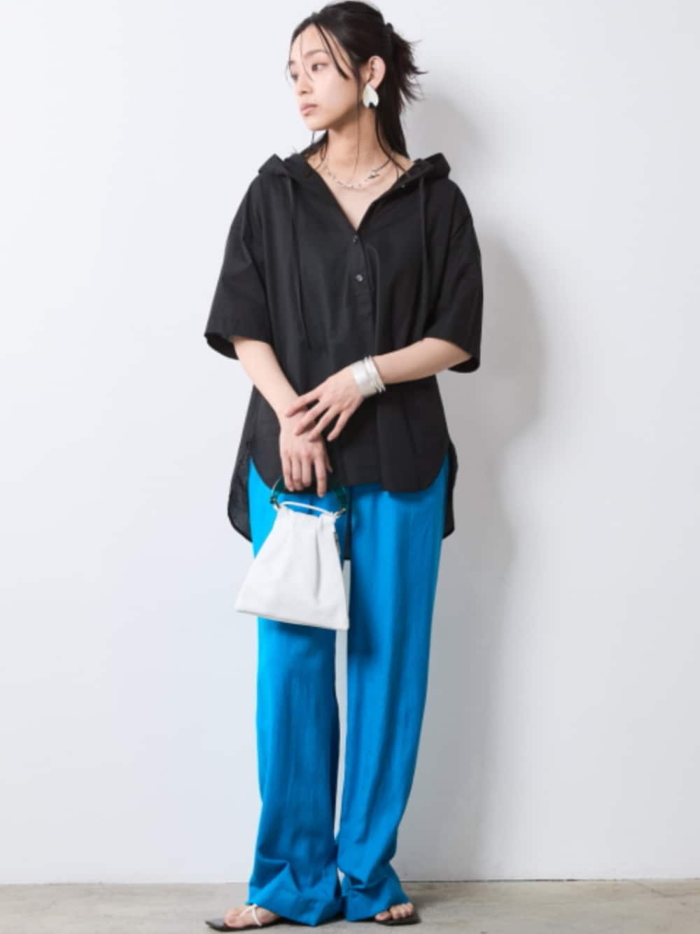 「モデル、hoodie、blue、きれいめカジュアル、rough、夏コーデ、Shirt、レギュラー、大きいサイズレディースファッション、CHIC STYLE」｜「CHIC STYLEの大きいサイズ レーヨン麻リラックスワイドパンツ シックスタイル（その他パンツ、ブルー系）」を使った、nissen Smile Modelsさん（レディース・163cm）の夏コーディネートの1枚目の写真