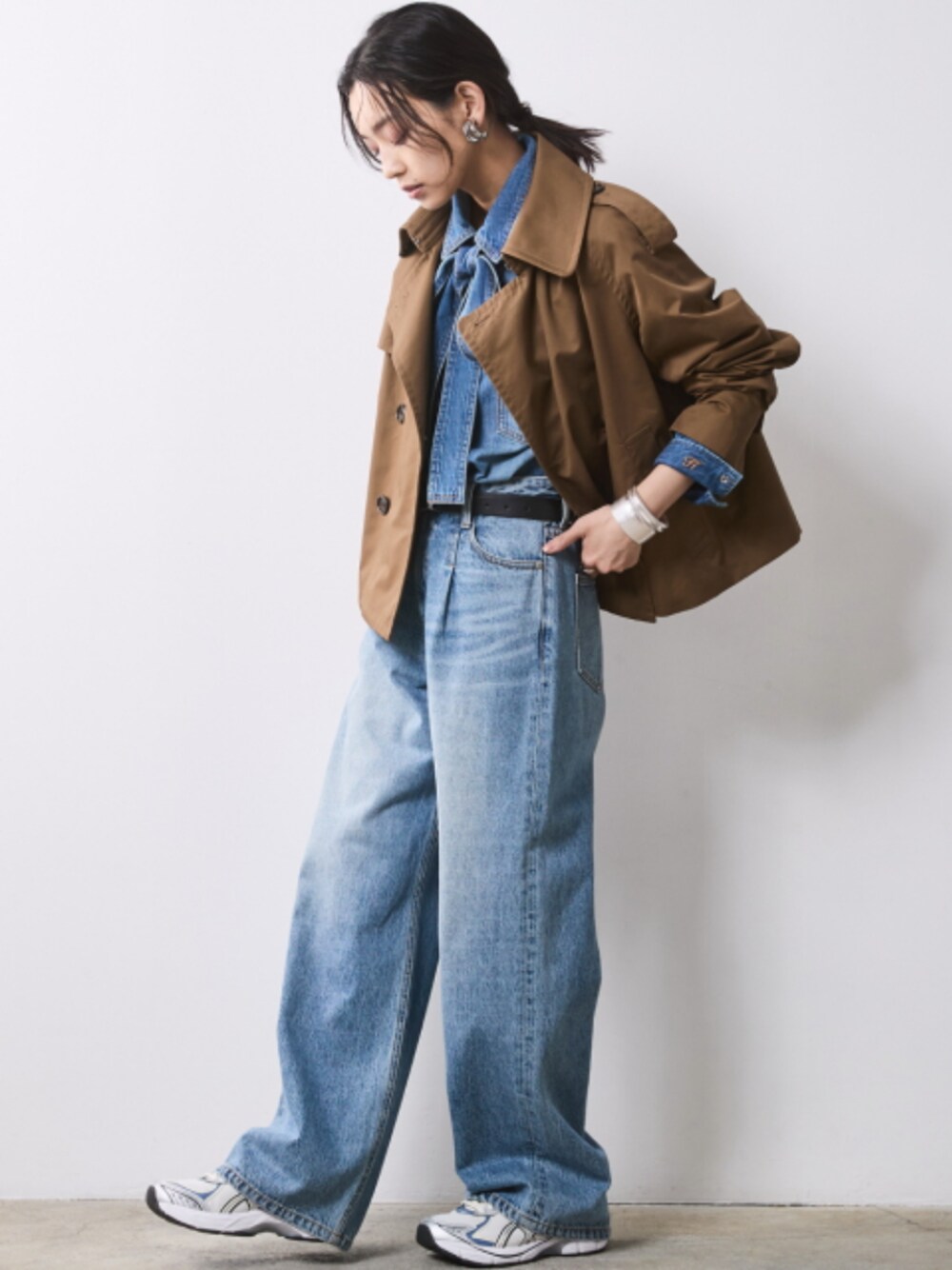 「大きいサイズレディースファッション、モデル、レギュラー、CHIC STYLE、春コーデ、きれいめカジュアル、Layered、Denim、Denim Shirt、Spring Outer」｜「CHIC STYLEの大きいサイズ 綿100％タックバギーデニムパンツ シックスタイル（デニムパンツ、ブルー系）」を使った、nissen Smile Modelsさん（レディース・163cm）の冬コーディネートの1枚目の写真