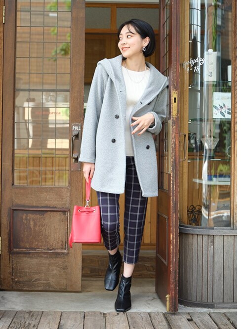 「大きいサイズレディースファッション、モデル、レギュラー、きれいめ」｜「nissenの大きいサイズ軽くて暖かいフード付ダブルボタンコート（チェスターコート、シルバー系）」を使った、nissen Smile Modelsさん（レディース・169cm）の秋コーディネートの1枚目の写真