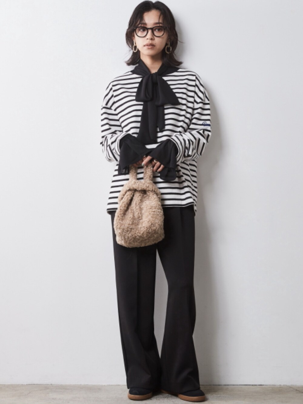 「大きいサイズレディースファッション、モデル、レギュラー、秋コーデ、CHIC STYLE、きれいめカジュアル、Layered、Blouse、Stripe、Monotone、Black、White×Black」｜「CHIC STYLEの大きいサイズ フリルカフス付ボウタイブラウス シックスタイル（シャツ/ブラウス、ブラック系）」を使った、nissen Smile Modelsさん（レディース・163cm）の夏コーディネートの1枚目の写真