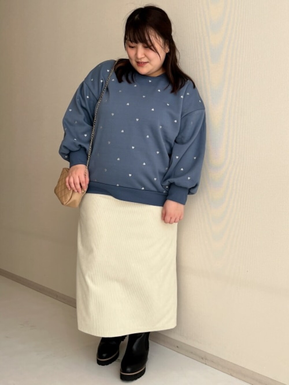 「大きいサイズレディースファッション、モデル、ぽっちゃり、冬コーデ、pattok、Re:Ripi.365、140cm台コーデ」｜「nissenの【ゆったり幅広】厚底サイドゴアブーツ（低反発中敷）（ワイズ４Ｅ）（ブーツ、ブラック系）」を使った、nissen Smile Modelsさん（レディース・149cm）の秋コーディネートの1枚目の写真