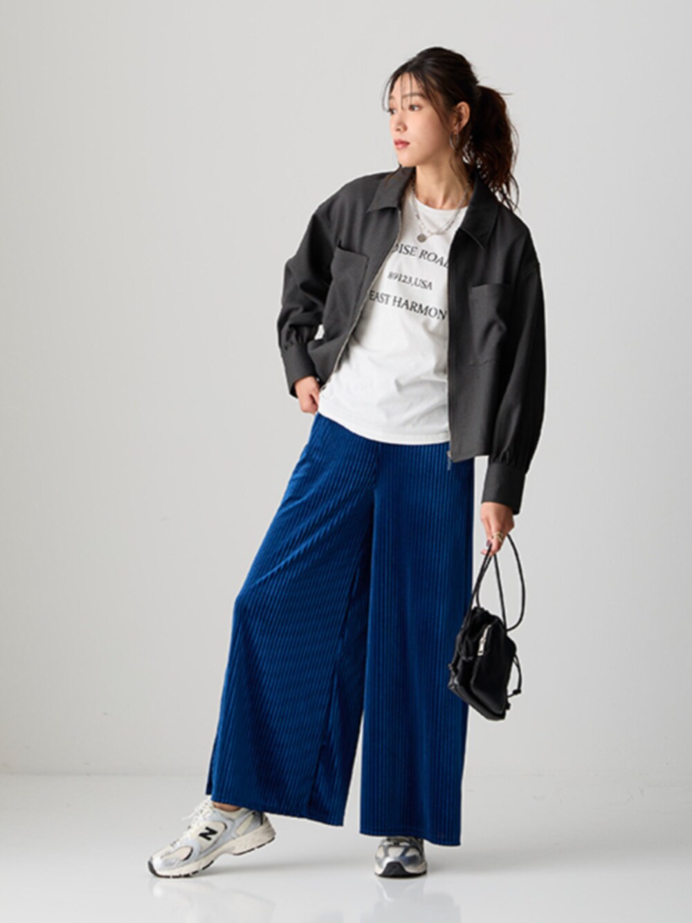 ブラック系のTシャツ/カットソー、ブラック系のジャケット/アウター、ブルー系のパンツを着用したレディースの秋コーディネートの1枚目の写真