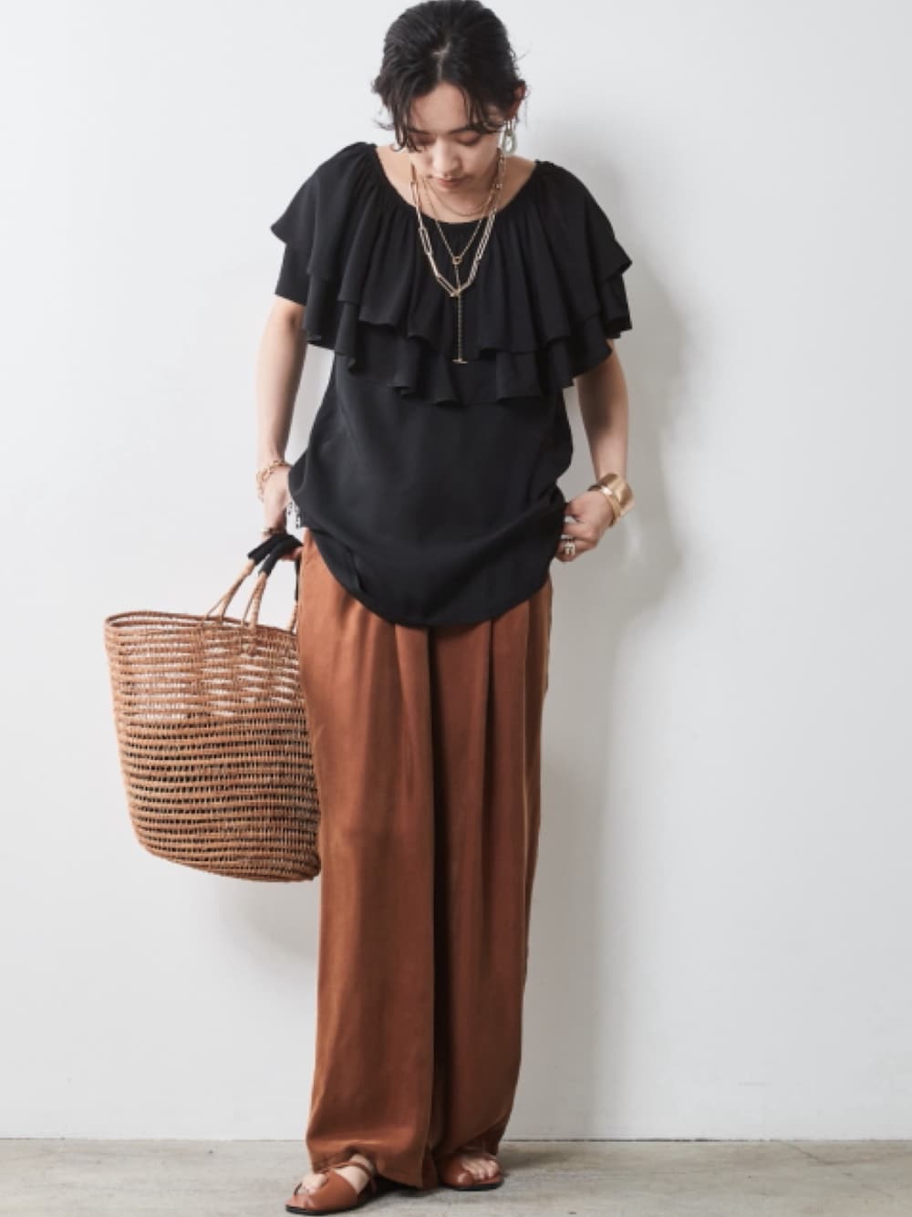 「大きいサイズレディースファッション、モデル、レギュラー、CHIC STYLE、夏コーデ、きれいめカジュアル、Brown×Black、Sleeve Conscious」｜「CHIC STYLEの大きいサイズ 2点セット（ノースリーブブラウス+フリル衿） シックスタイル（シャツ/ブラウス、ブラック系）」を使った、nissen Smile Modelsさん（レディース・163cm）の夏コーディネートの1枚目の写真