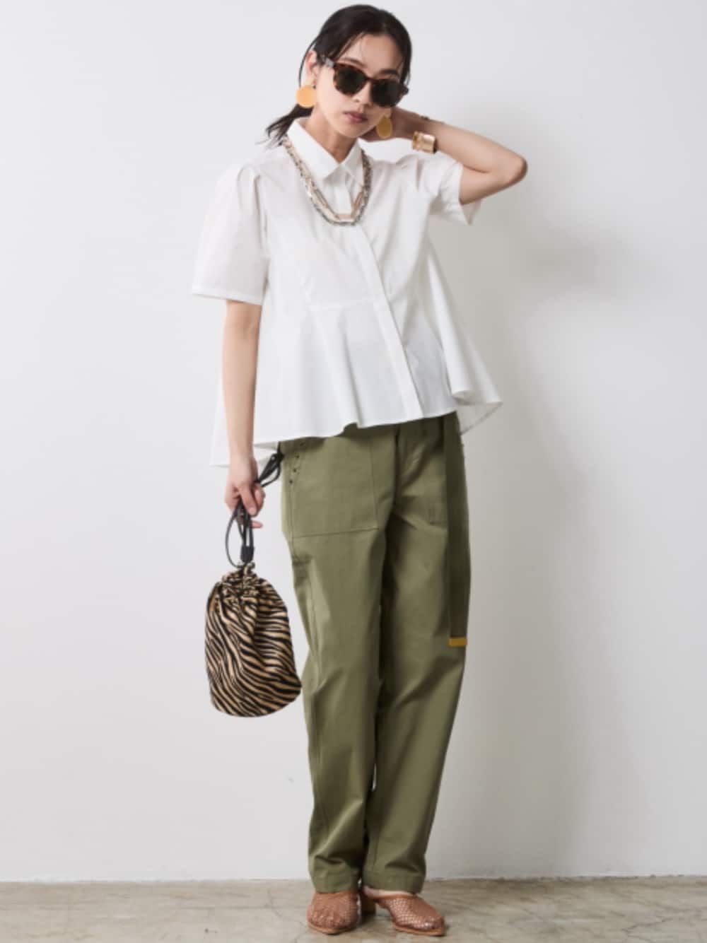 「大きいサイズレディースファッション、モデル、レギュラー、夏コーデ、きれいめカジュアル、CHIC STYLE、Shirt」｜「CHIC STYLEの大きいサイズ テープベルト シックスタイル（ベルト、グリーン系）」を使った、nissen Smile Modelsさん（レディース・163cm）の春コーディネートの1枚目の写真
