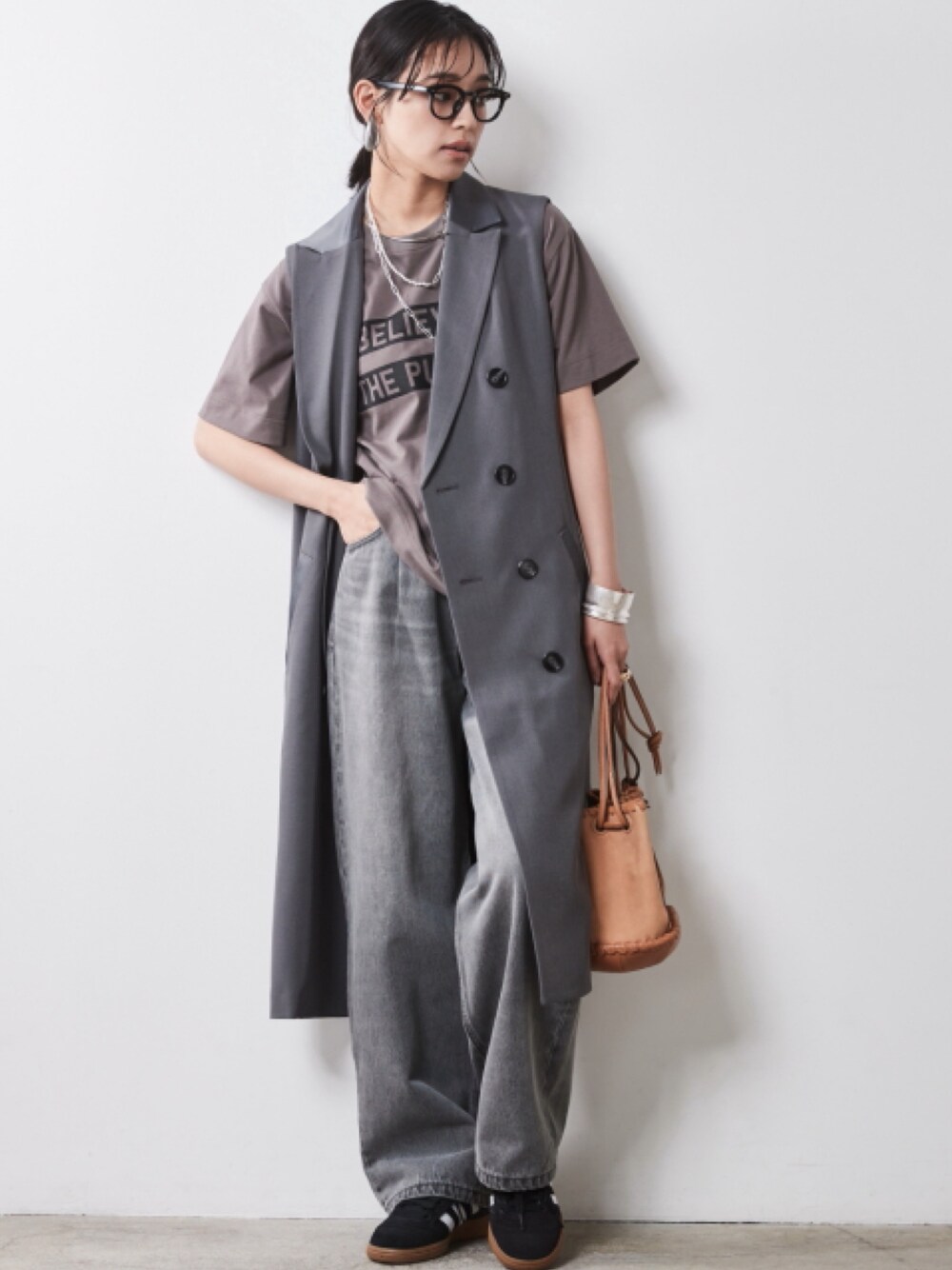 「大きいサイズレディースファッション、モデル、レギュラー、CHIC STYLE、秋コーデ、きれいめカジュアル、Denim、T-shirt、Layered、Gray」｜「CHIC STYLEの大きいサイズ 綿100％タックバギーデニムパンツ シックスタイル（デニムパンツ、グレー系）」を使った、nissen Smile Modelsさん（レディース・163cm）の夏コーディネートの1枚目の写真