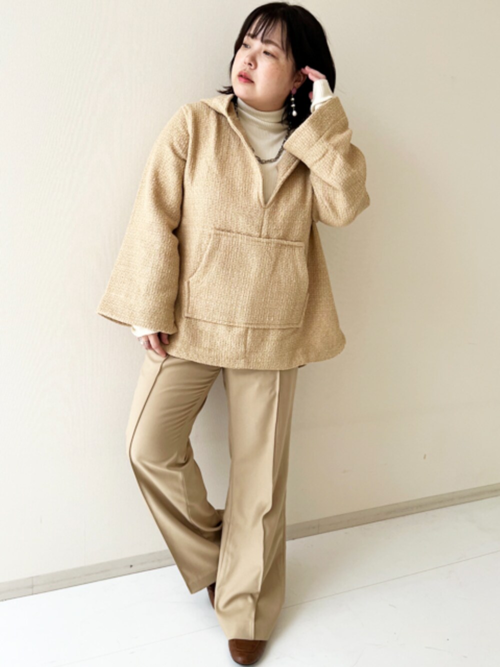 「大きいサイズレディースファッション、モデル、ぽっちゃり、CHIC STYLE、150cm台コーデ」｜「CHIC STYLEの大きいサイズロングスリーブタートルニットプルオーバーシックスタイル（ニット/セーター、ホワイト系）」を使った、nissen Smile Modelsさん（レディース・158cm）の秋コーディネートの1枚目の写真
