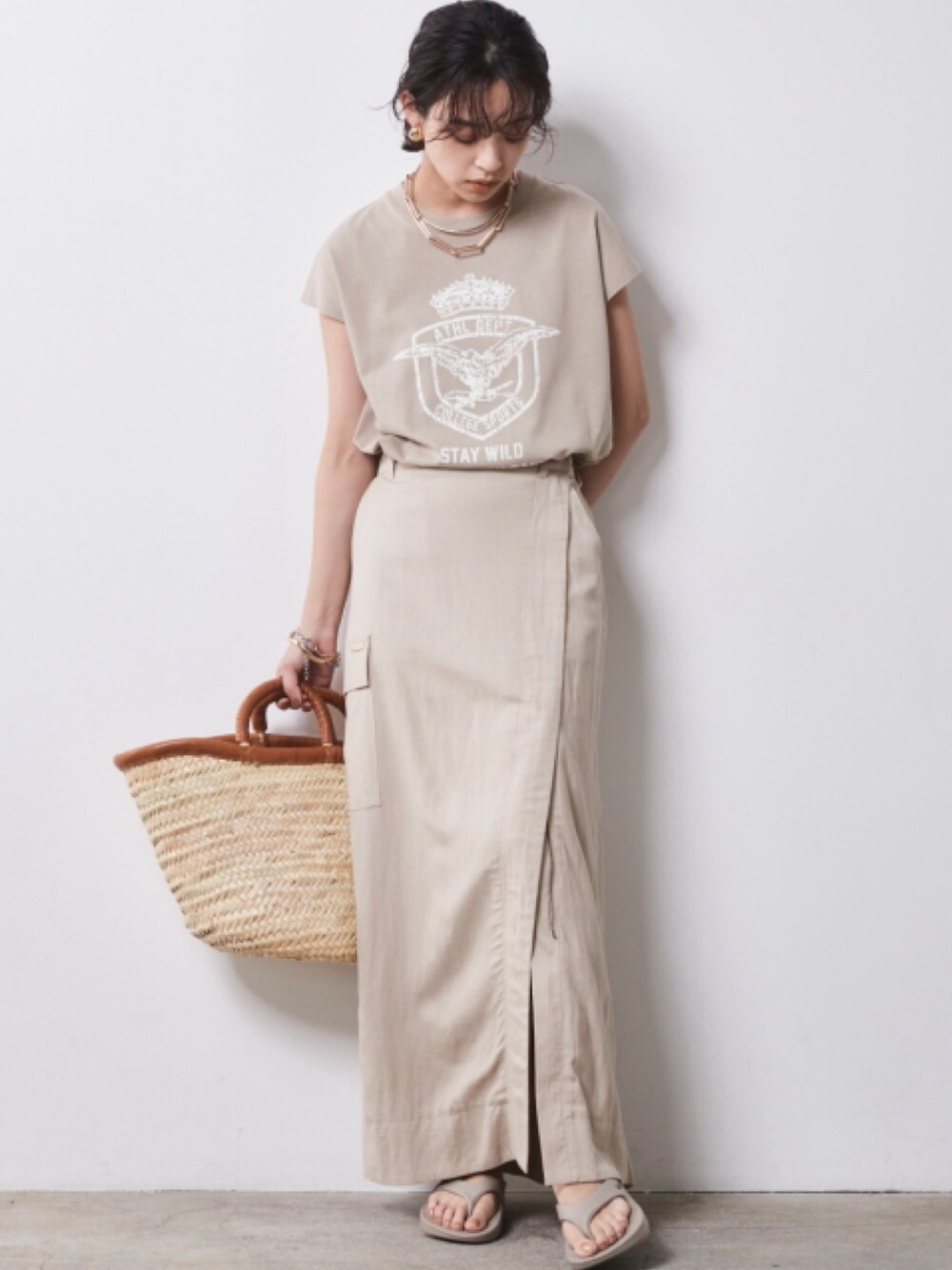 「モデル、T-SHIRT、skirt、キレイめ、きれいめカジュアル、夏コーデ、レギュラー、大きいサイズレディースファッション、CHIC STYLE、Linen Mix、T-shirt、Skirt」｜「CHIC STYLEの大きいサイズ 綿100％フレンチスリーブロゴプリントＴシャツ シックスタイル（Tシャツ/カットソー、ベージュ系）」を使った、nissen Smile Modelsさん（レディース・163cm）の春コーディネートの1枚目の写真