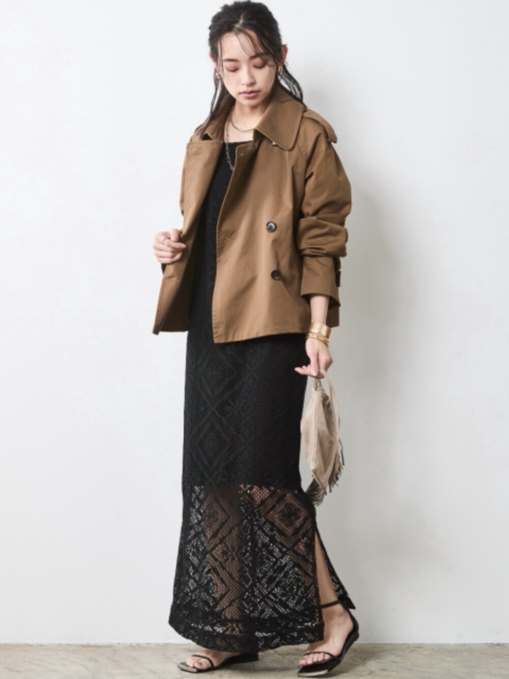 「大きいサイズレディースファッション、モデル、レギュラー、春コーデ、夏コーデ、きれいめカジュアル、CHIC STYLE、Spring Outer、Race、One piece」｜「CHIC STYLEの綿100％ショートトレンチコート ＜大きいサイズ有＞シックスタイル　（トレンチコート、ブラウン系）」を使った、nissen Smile Modelsさん（レディース・163cm）の春コーディネートの1枚目の写真