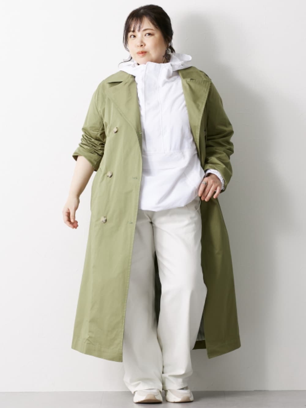 「大きいサイズレディースファッション、モデル、ぽっちゃり、CHIC STYLE、春コーデ、150cm台コーデ」｜「nissenの大きいサイズ 綿100％ロングトレンチコート シックスタイル（トレンチコート、ベージュ系）」を使った、nissen Smile Modelsさん（レディース・158cm）の冬コーディネートの1枚目の写真