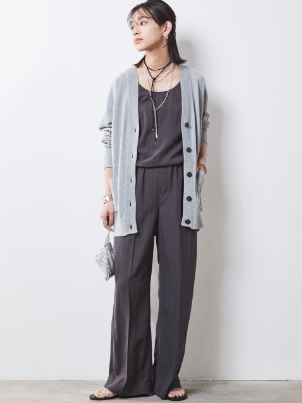 「モデル、キレイめ、きれいめカジュアル、SET UP、夏コーデ、monotone、cardigan、レギュラー、大きいサイズレディースファッション、CHIC STYLE」｜「nissenの大きいサイズ 綿100％ハイツイストVネックカーディガン シックスタイル（カーディガン/ボレロ、グレー系）」を使った、nissen Smile Modelsさん（レディース・163cm）の春コーディネートの1枚目の写真