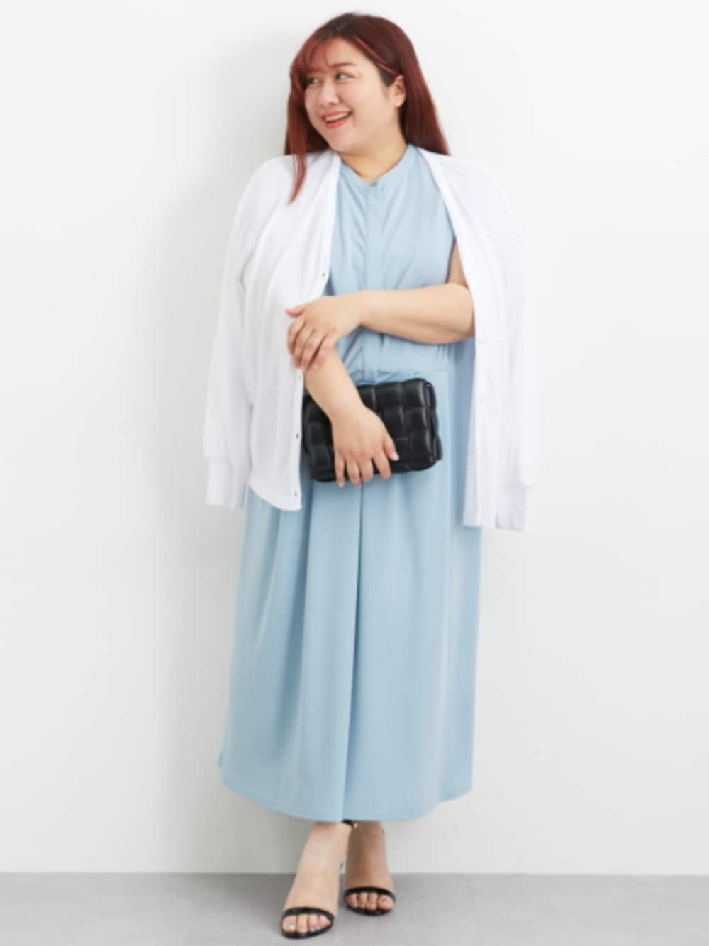 「大きいサイズレディースファッション、モデル、ぽっちゃり、夏コーデ、160cm台コーデ、366BASIC、25初夏イベントコーデ_ぽっちゃり」｜「nissenの綿混うすカルⅤネックゆるシルエットカーディガン（UVカット・吸汗速乾・抗菌防臭・毛玉防止）＜大きいサイズ有＞（カーディガン/ボレロ、ホワイト系）」を使った、nissen Smile Modelsさん（レディース・155cm）の春コーディネートの1枚目の写真