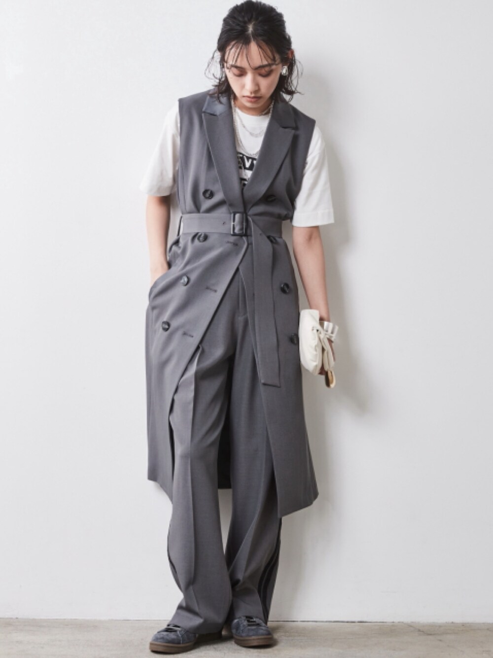 「大きいサイズレディースファッション、モデル、レギュラー、CHIC STYLE、秋コーデ、きれいめカジュアル、T-shirt、Layered、Set Up、Gray、Monotone」｜「CHIC STYLEの大きいサイズ 綿100％ロゴプリントTシャツ シックスタイル（Tシャツ/カットソー、ホワイト系）」を使った、nissen Smile Modelsさん（レディース・163cm）の夏コーディネートの1枚目の写真