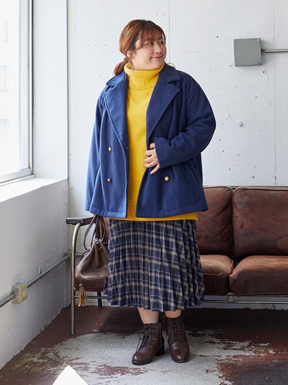 「大きいサイズレディースファッション、モデル、ぽっちゃり、150cm台コーデ」｜「nissenの大きいサイズ静電気防止洗濯機で洗えるオフタートルニットプルオーバー（ニット/セーター、イエロー系）」を使った、nissen Smile Modelsさん（レディース・155cm）の秋コーディネートの1枚目の写真