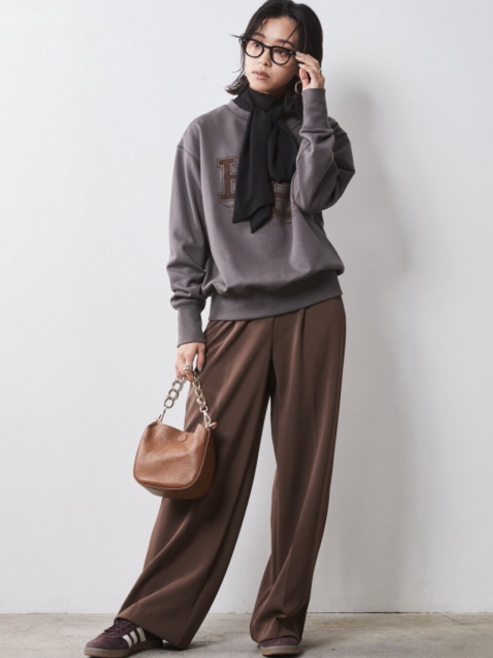 「大きいサイズレディースファッション、モデル、レギュラー、秋コーデ、CHIC STYLE、きれいめカジュアル、Brown×Black、Layered、Blouse」｜「CHIC STYLEの大きいサイズ フリルカフス付ボウタイブラウス シックスタイル（シャツ/ブラウス、ブラック系）」を使った、nissen Smile Modelsさん（レディース・163cm）の夏コーディネートの1枚目の写真