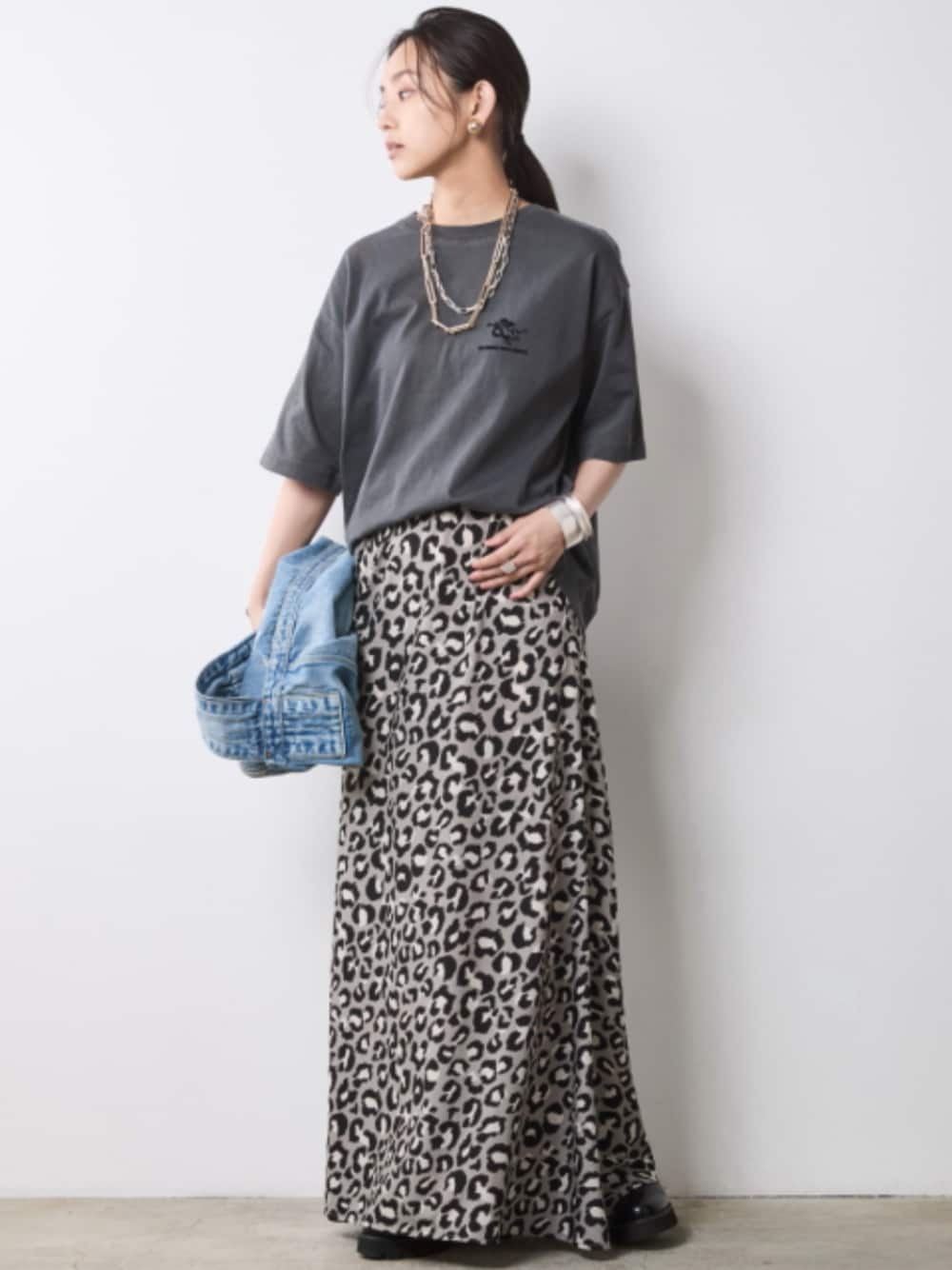 「大きいサイズレディースファッション、モデル、レギュラー、秋コーデ、きれいめカジュアル、CHIC STYLE、Gray、Maxi Skirt、T-shirt」｜「CHIC STYLEのレオパード柄ナローマキシスカート＜大きいサイズ有＞シックスタイル（スカート、グレー系）」を使った、nissen Smile Modelsさん（レディース・163cm）の夏コーディネートの1枚目の写真