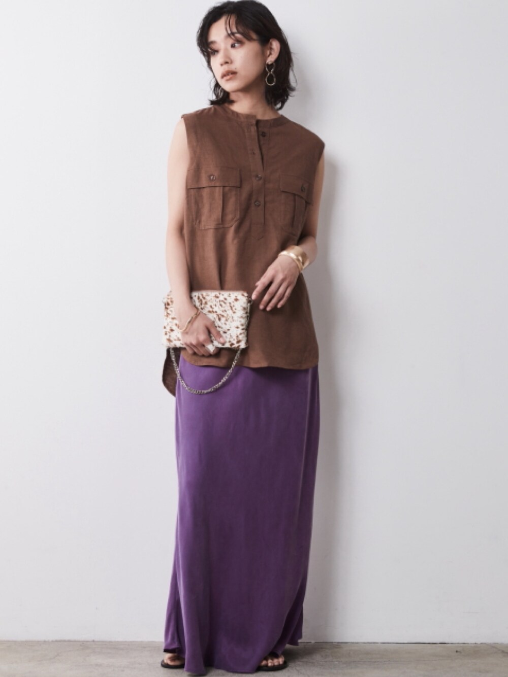 「モデル、キレイめ、きれいめカジュアル、夏コーデ、purple、maxi skirt、レギュラー、大きいサイズレディースファッション、CHIC STYLE、Linen Mix」｜「CHIC STYLEの大きいサイズ Aラインナローマキシスカート(脇丈96cm) シックスタイル（スカート、パープル系）」を使った、nissen Smile Modelsさん（レディース・163cm）の春コーディネートの1枚目の写真