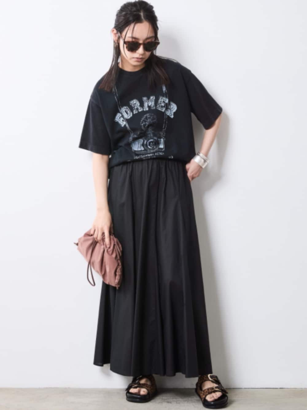 「モデル、T-SHIRT、skirt、きれいめカジュアル、夏コーデ、ALL BLACK、レギュラー、大きいサイズレディースファッション、CHIC STYLE、T-shirt」｜「CHIC STYLEの綿100％ローンフレアロングスカート＜大きいサイズ有＞シックスタイル（スカート、ブラック系）」を使った、nissen Smile Modelsさん（レディース・163cm）の夏コーディネートの1枚目の写真