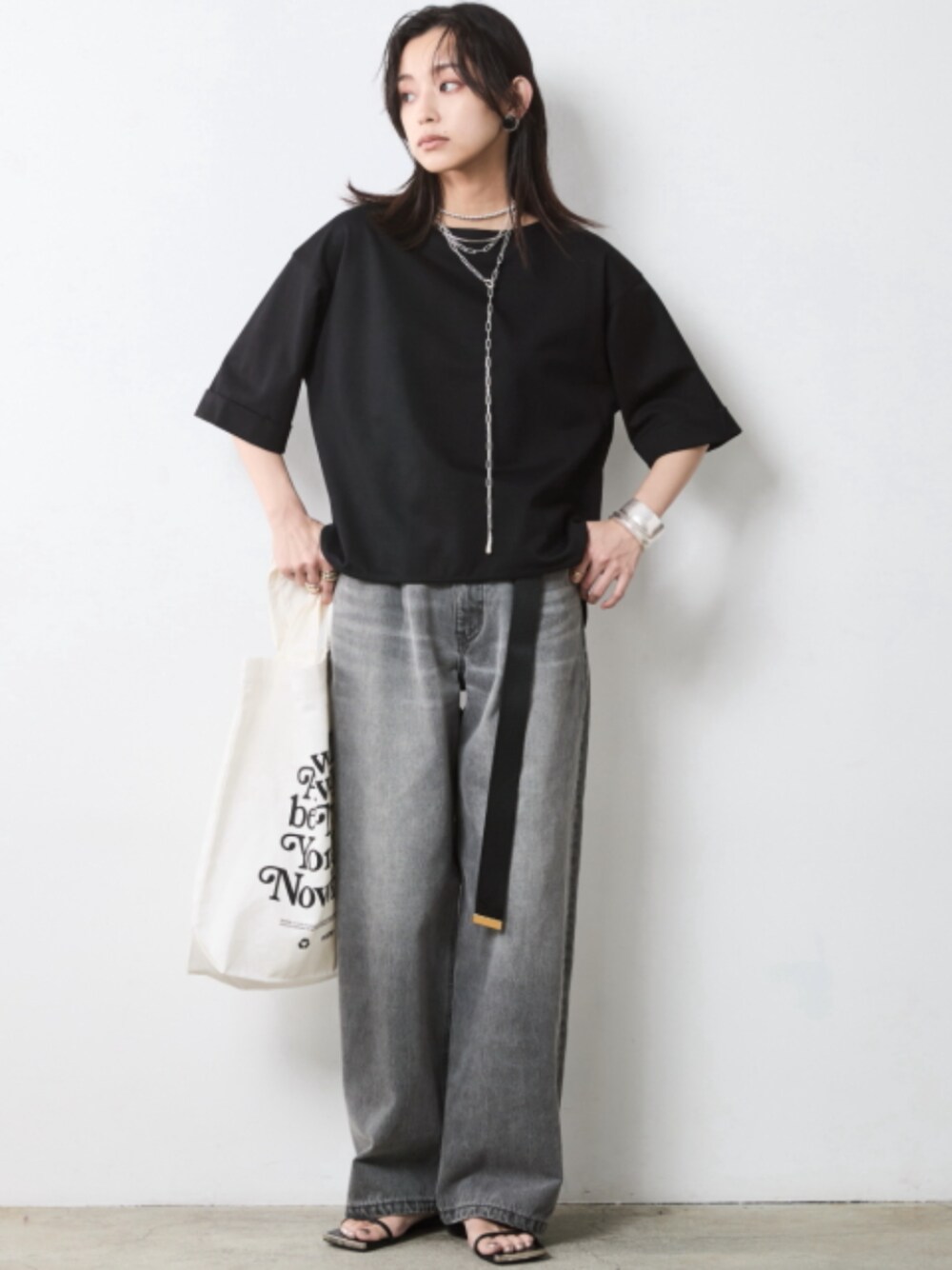 「大きいサイズレディースファッション、モデル、レギュラー、夏コーデ、きれいめカジュアル、CHIC STYLE、Gray×Black、Monotone、Rough」｜「CHIC STYLEの大きいサイズ 綿100％タックバギーデニムパンツ シックスタイル（デニムパンツ、グレー系）」を使った、nissen Smile Modelsさん（レディース・163cm）の春コーディネートの1枚目の写真