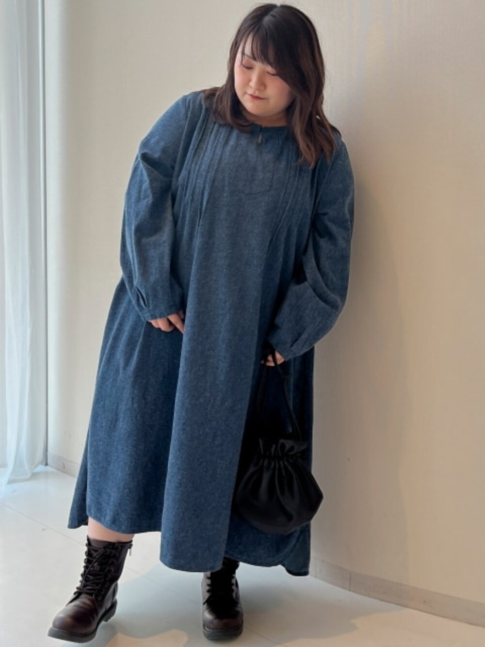 「大きいサイズレディースファッション、モデル、ぽっちゃり、冬コーデ、pattok、140cm台コーデ」｜「nissenの【ゆったり幅広】編上げショートブーツ（低反発中敷）（ワイズ４Ｅ）（ブーツ、ブラック系）」を使った、nissen Smile Modelsさん（レディース・149cm）の秋コーディネートの1枚目の写真