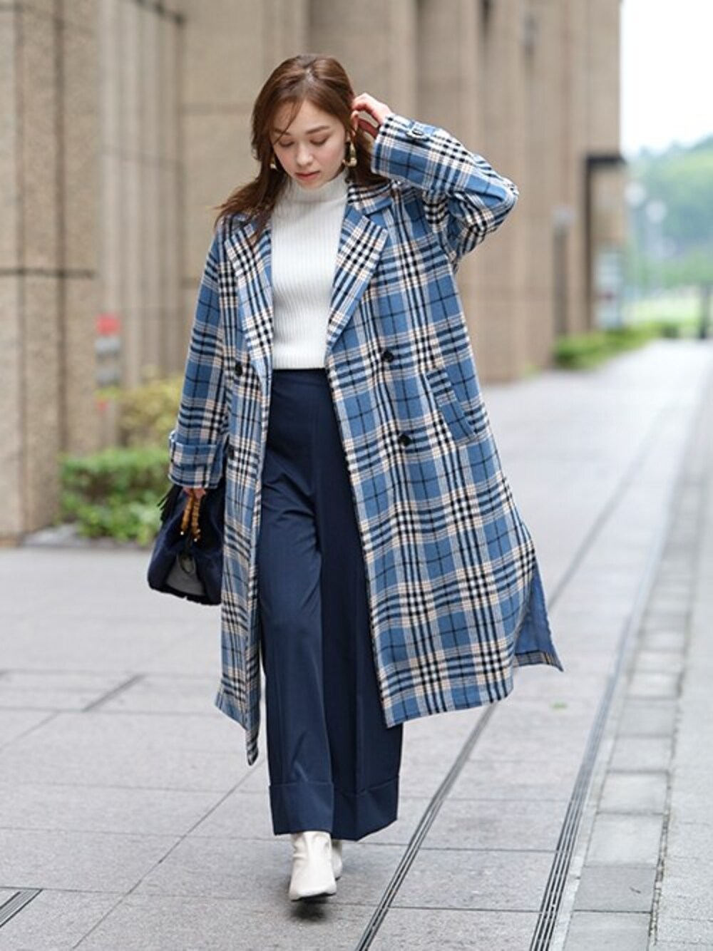 「大きいサイズレディースファッション、モデル、レギュラー、きれいめ」｜「nissenの【ゆったり幅広】ストレッチショートブーツ（低反発中敷）（ワイズ４Ｅ）（ブーツ、ベージュ系）」を使った、nissen Smile Modelsさん（レディース・167cm）の秋コーディネートの1枚目の写真
