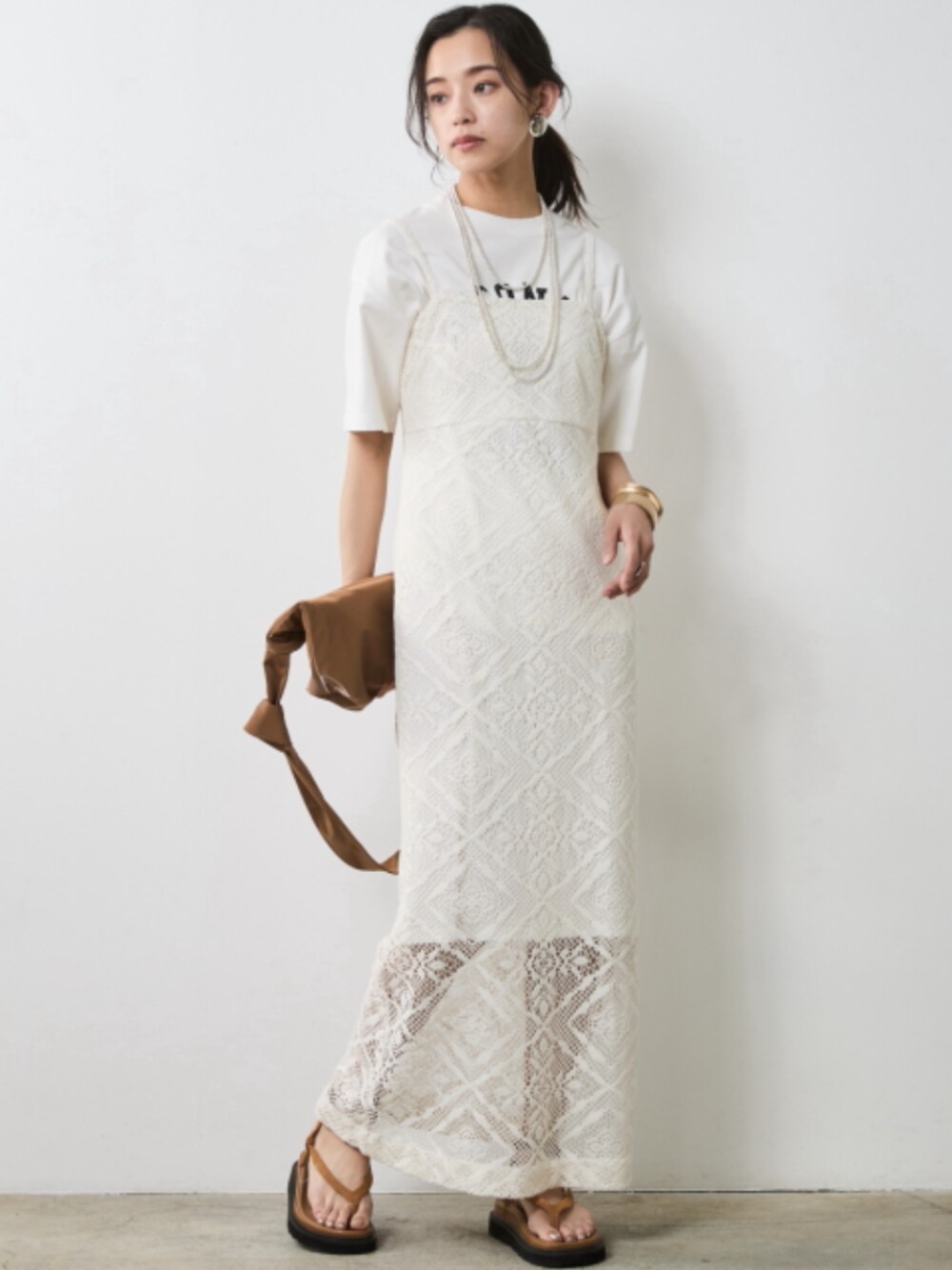 「大きいサイズレディースファッション、モデル、レギュラー、春コーデ、夏コーデ、きれいめカジュアル、CHIC STYLE、T-shirt、Layered、Race、All White」｜「CHIC STYLEの綿100％ピグメント染ロゴプリントTシャツ＜大きいサイズ有＞シックスタイル（Tシャツ/カットソー、ホワイト系）」を使った、nissen Smile Modelsさん（レディース・163cm）の春コーディネートの1枚目の写真